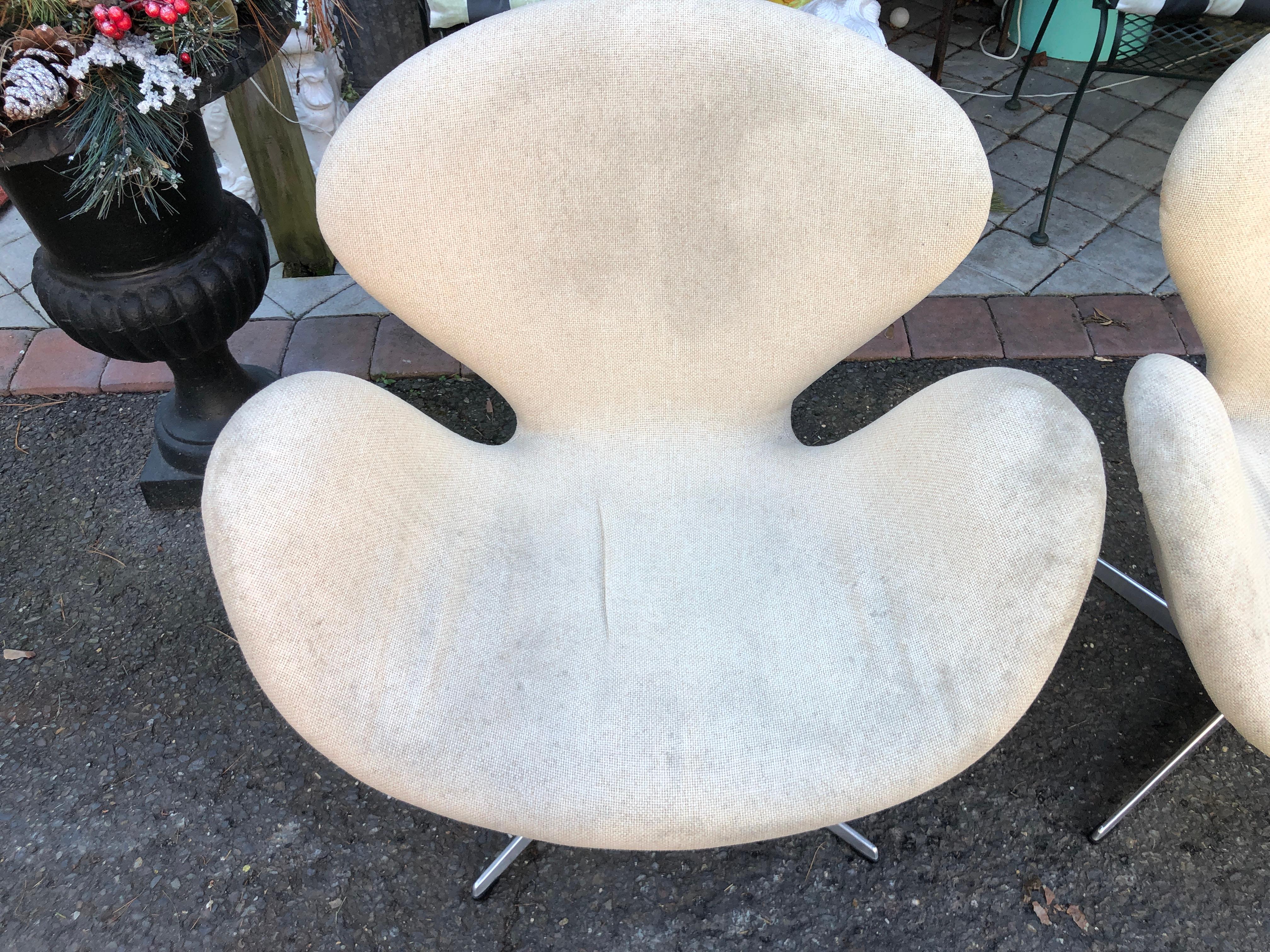 Mid-Century Modern Lovely Pair Swan Chairs by Arne Jacobsen for Fritz Hansen, 1960s For Sale