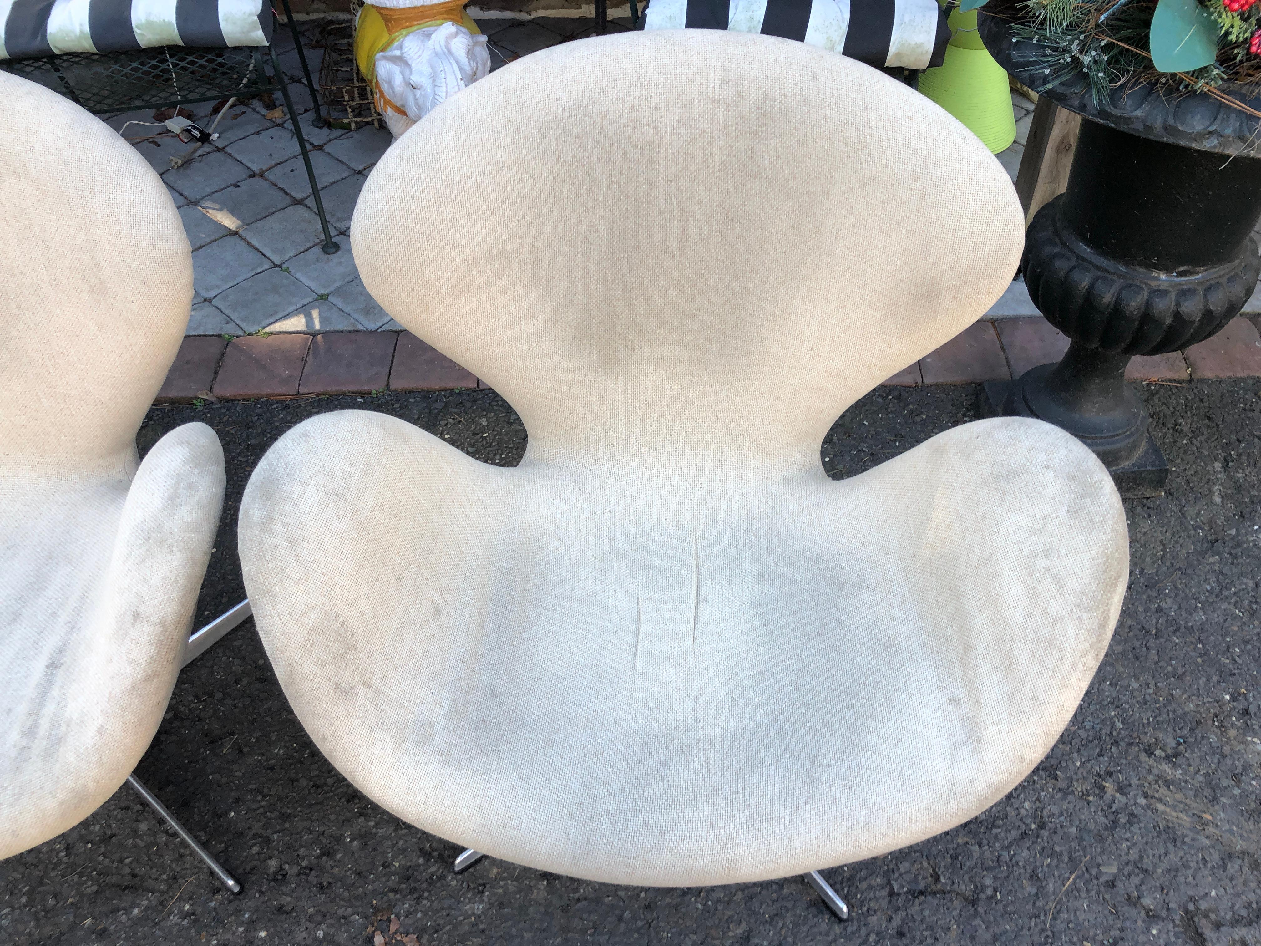 Schönes Paar Swan Chairs von Arne Jacobsen für Fritz Hansen, 1960er Jahre (Dänisch) im Angebot