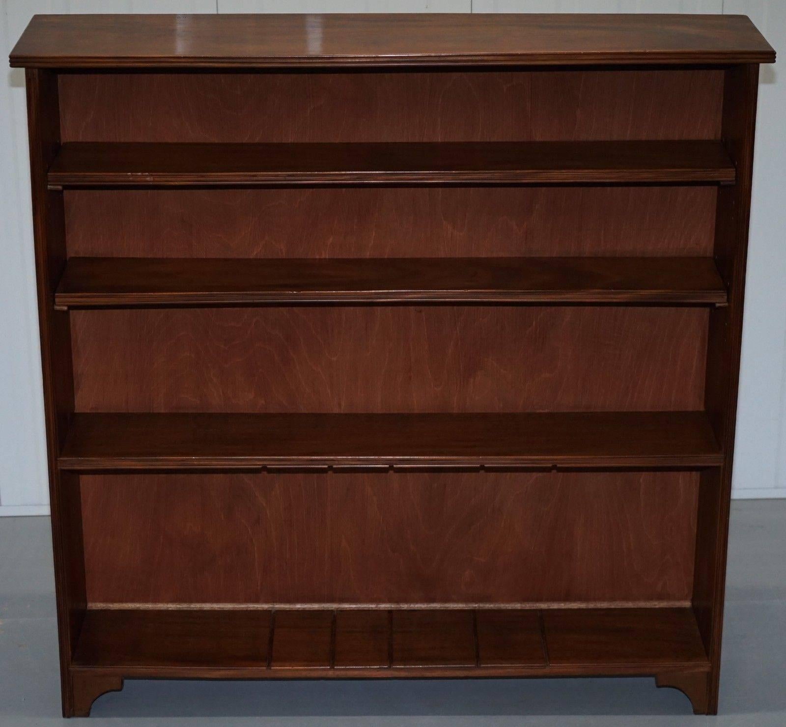 We are delighted to offer for sale this lovely patina antique mahogany bookcase

A very good looking and well-made piece, the timber grain on top and the shelves is lovely, it has a really rich warm charm

We have cleaned waxed and polished the