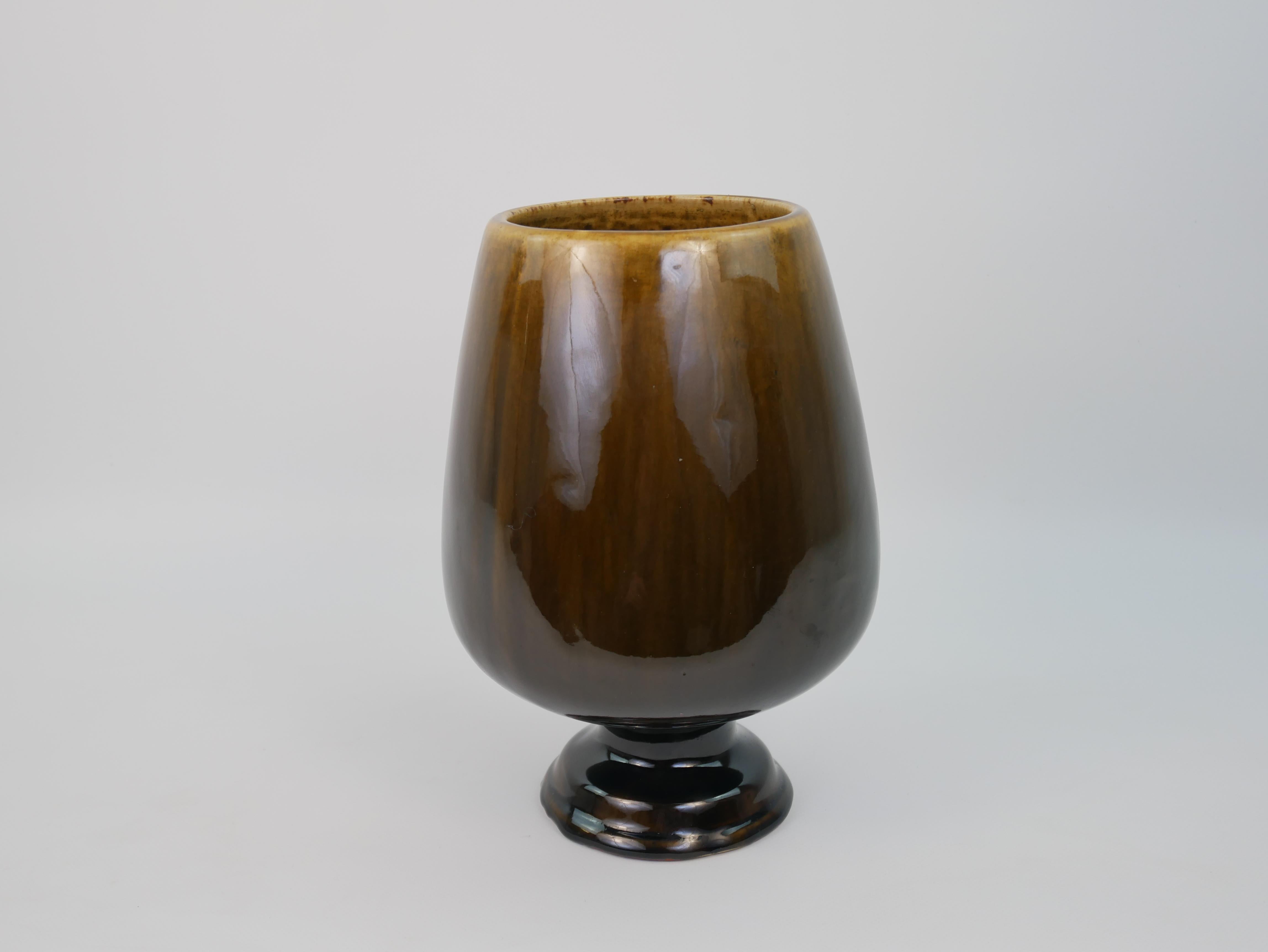 Francese Grazioso vaso con piedistallo in ceramica smaltata Greene & Greene in vendita