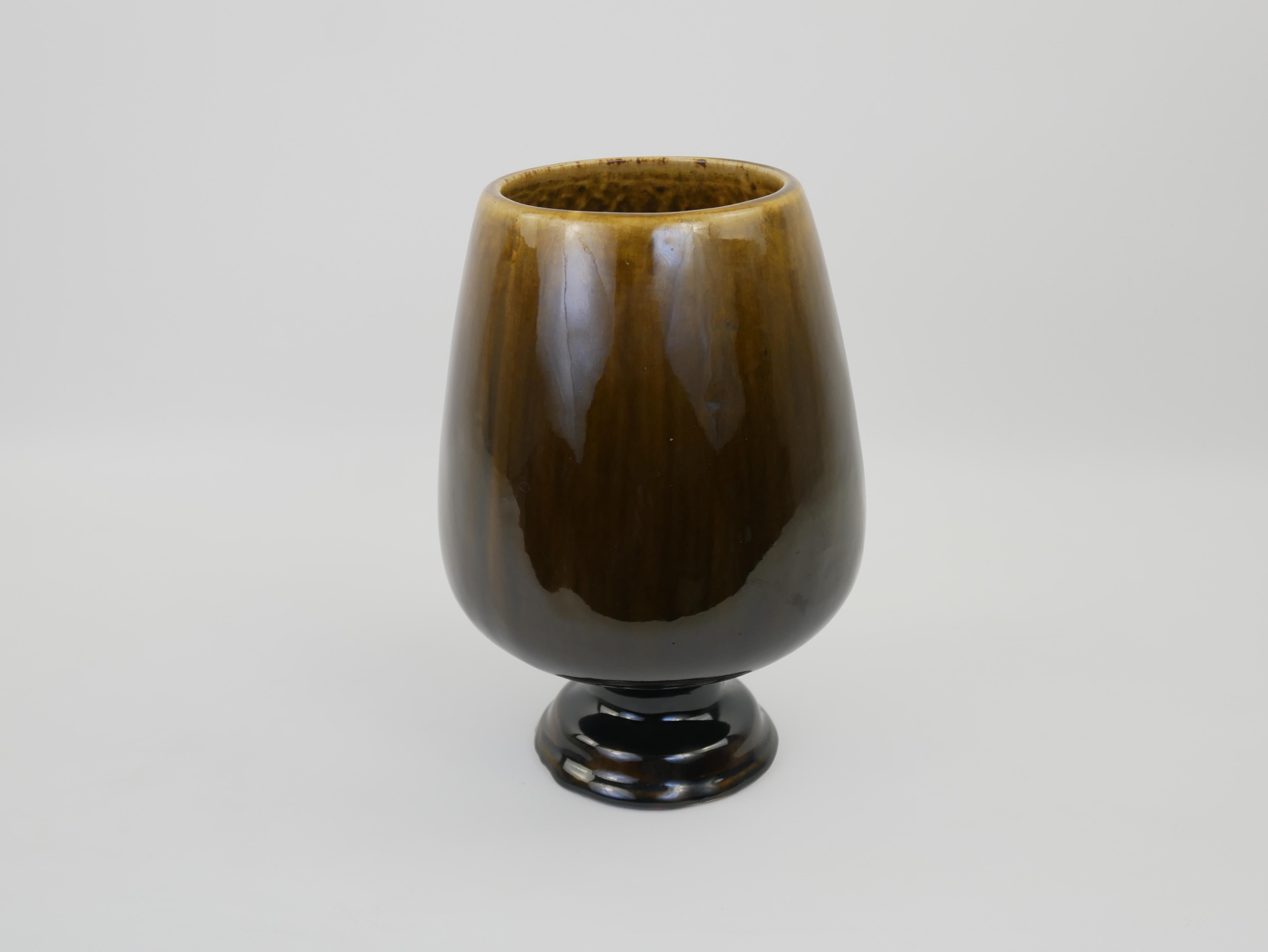 Metà XX secolo Grazioso vaso con piedistallo in ceramica smaltata Greene & Greene in vendita