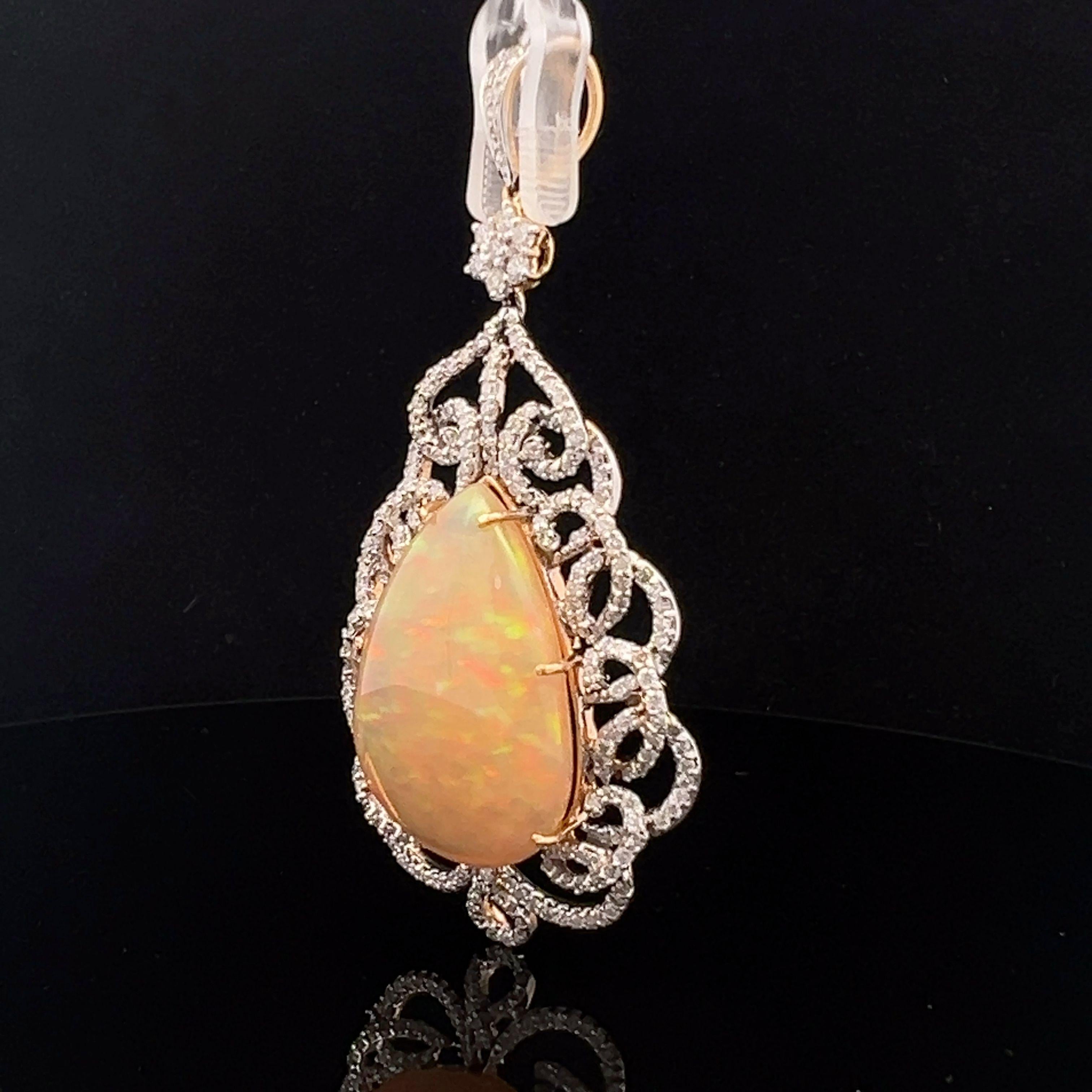 Women's Lovely pendant made of natural opal and diamonds in gold. For Sale
