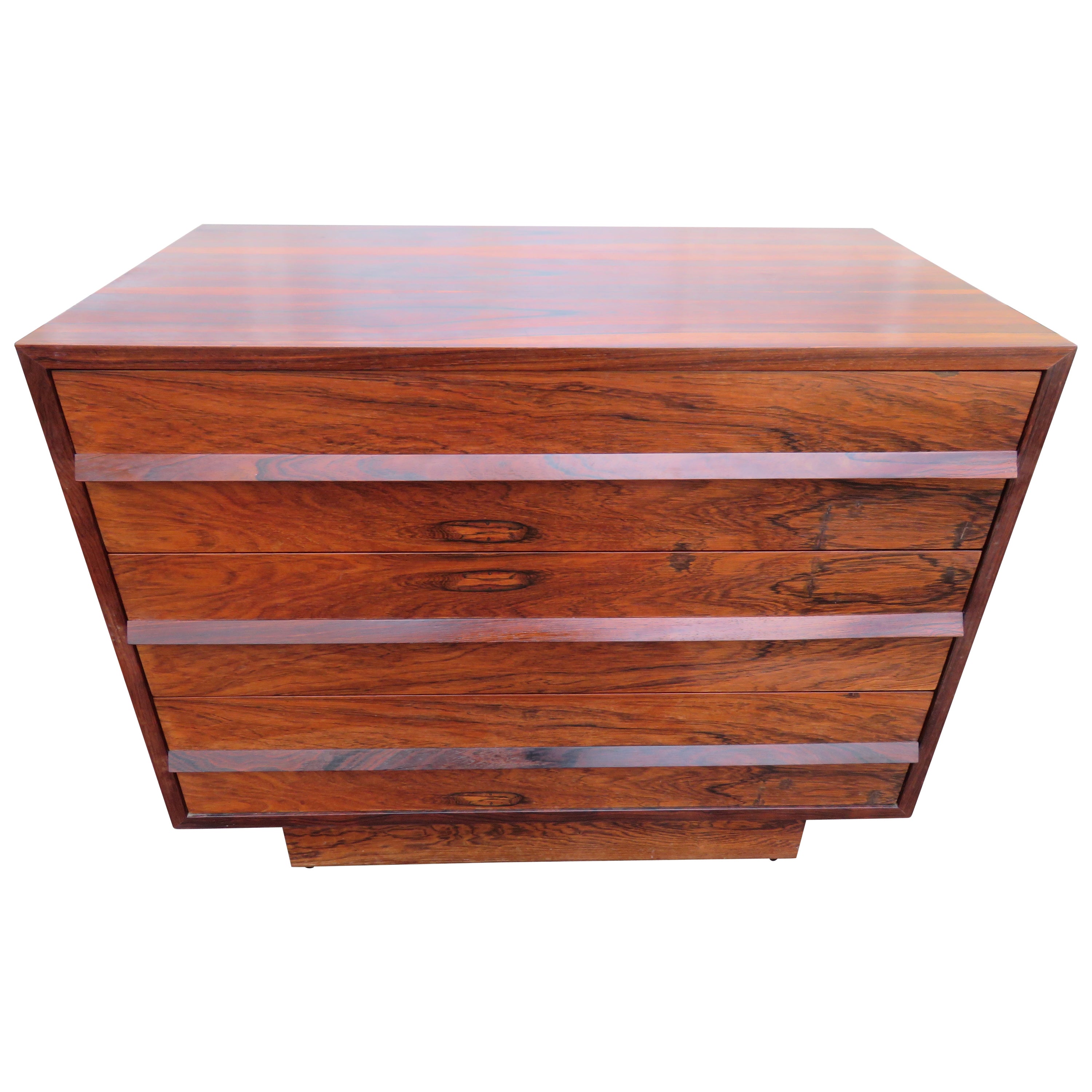 Jolie petite commode moderne danoise en bois de rose mi-siècle moderne