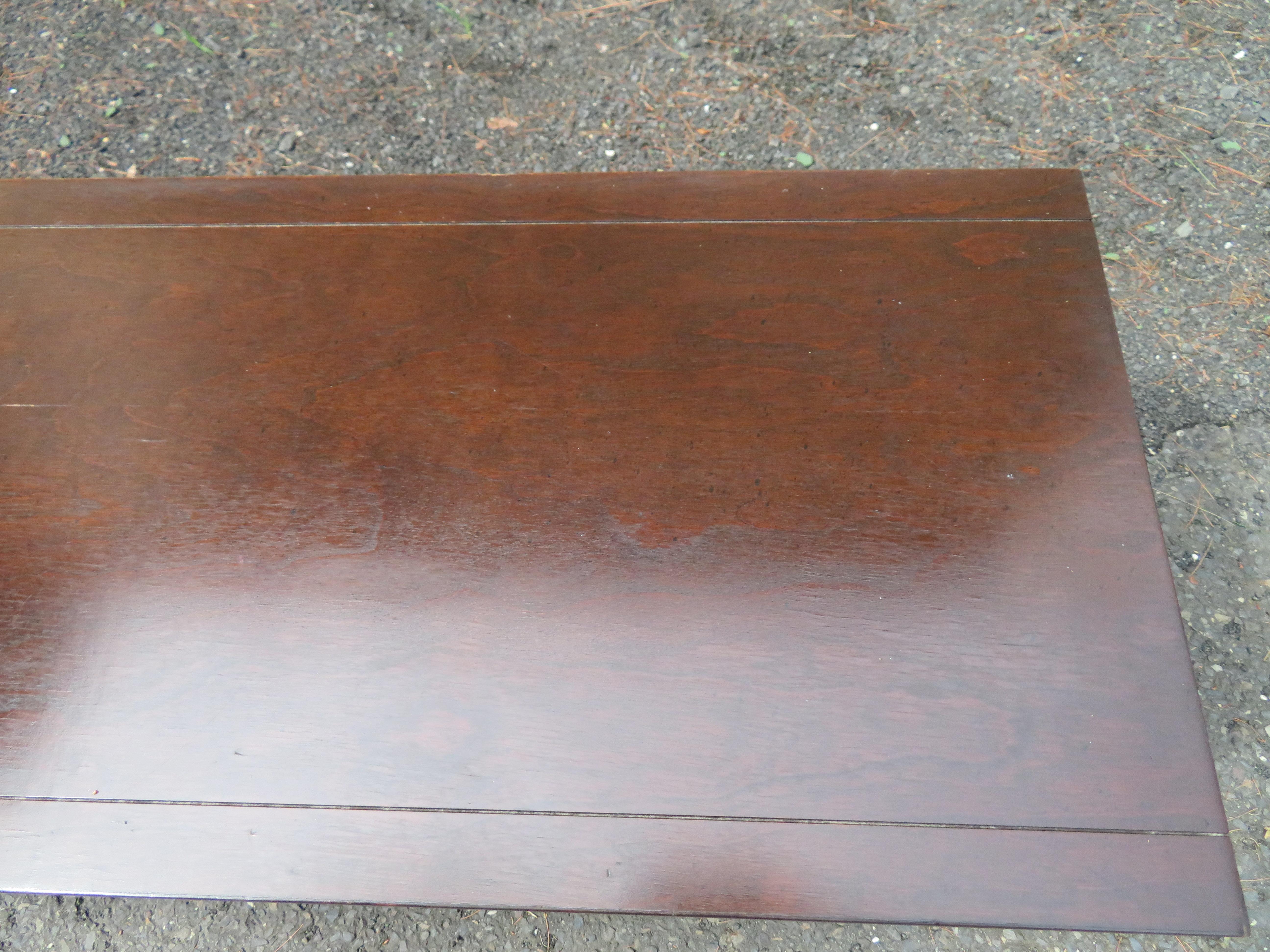Metà XX secolo Deliziosa console con borchie in stile Petite Parzinger Credenza moderna del metà del secolo scorso in vendita