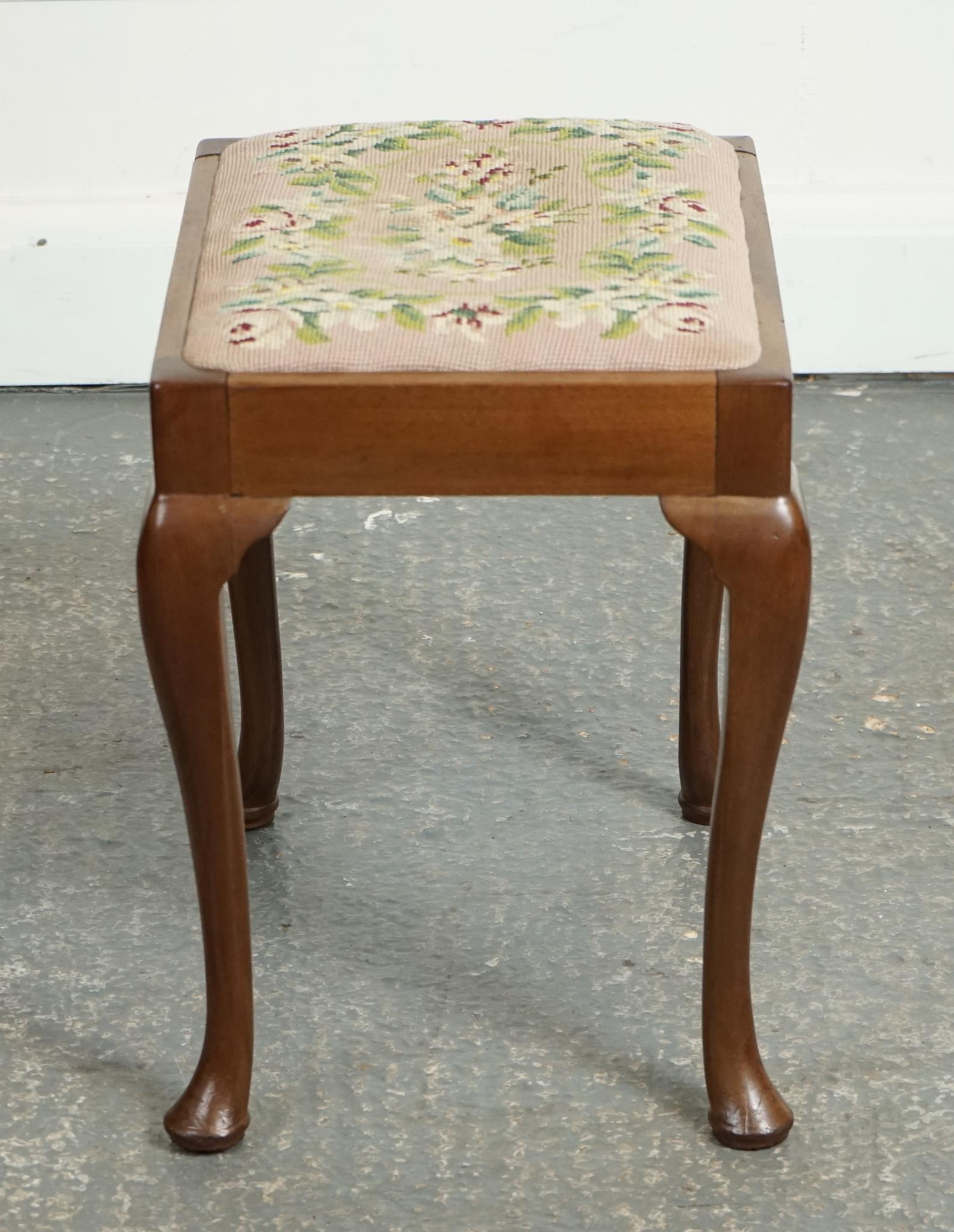 LOVELY PIANO DRESSING TABLE STOOL WITH FLOWER STITCHWORK WITH QUEEN ANNE LEGS j1 In Good Condition For Sale In Pulborough, GB