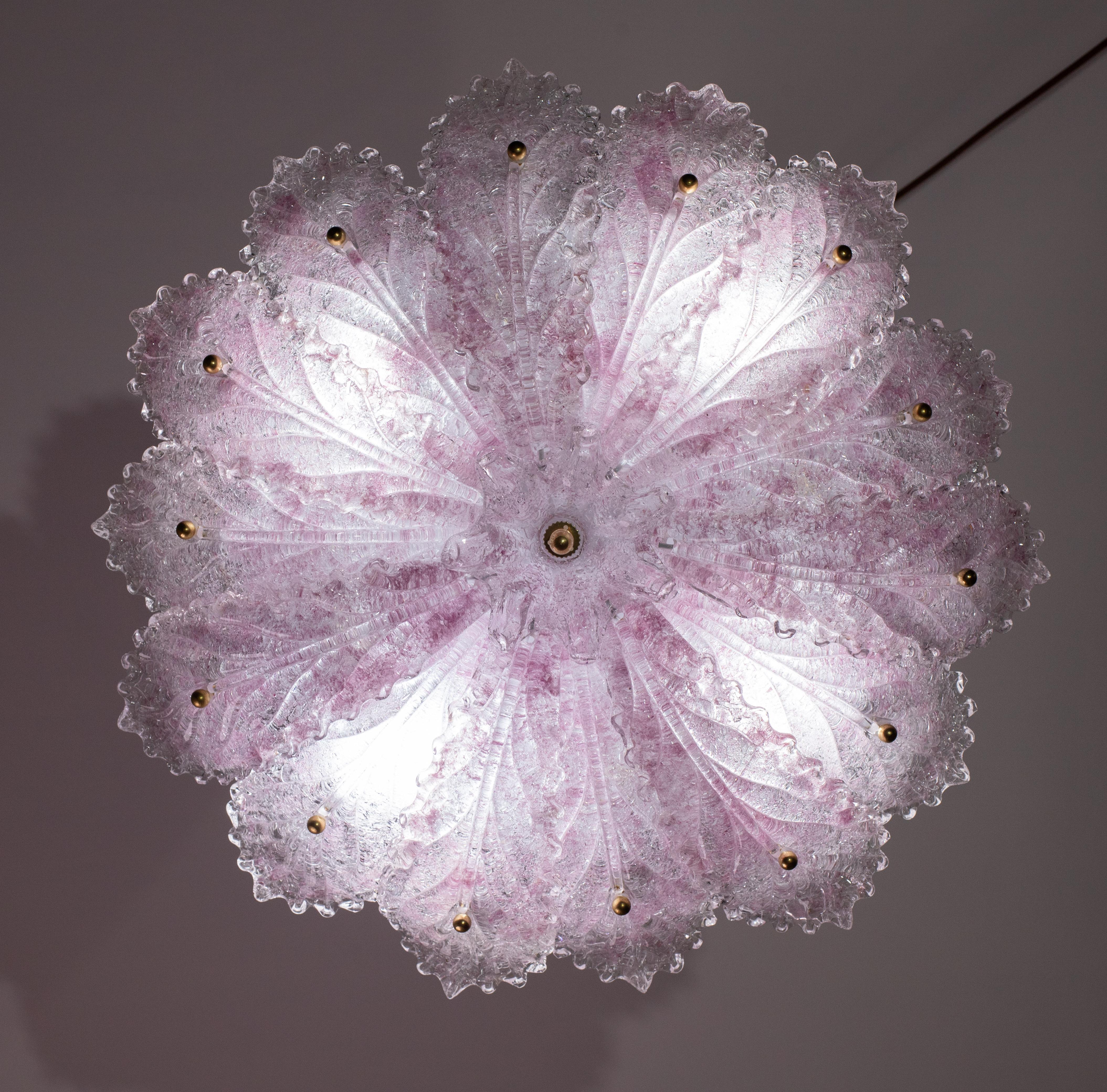 Elegant Vintage Murano ceiling light with pink glass leaves.

Period: circa 1970.

The ceiling light features 4 European standard E14 lights.

Excellent vintage condition.