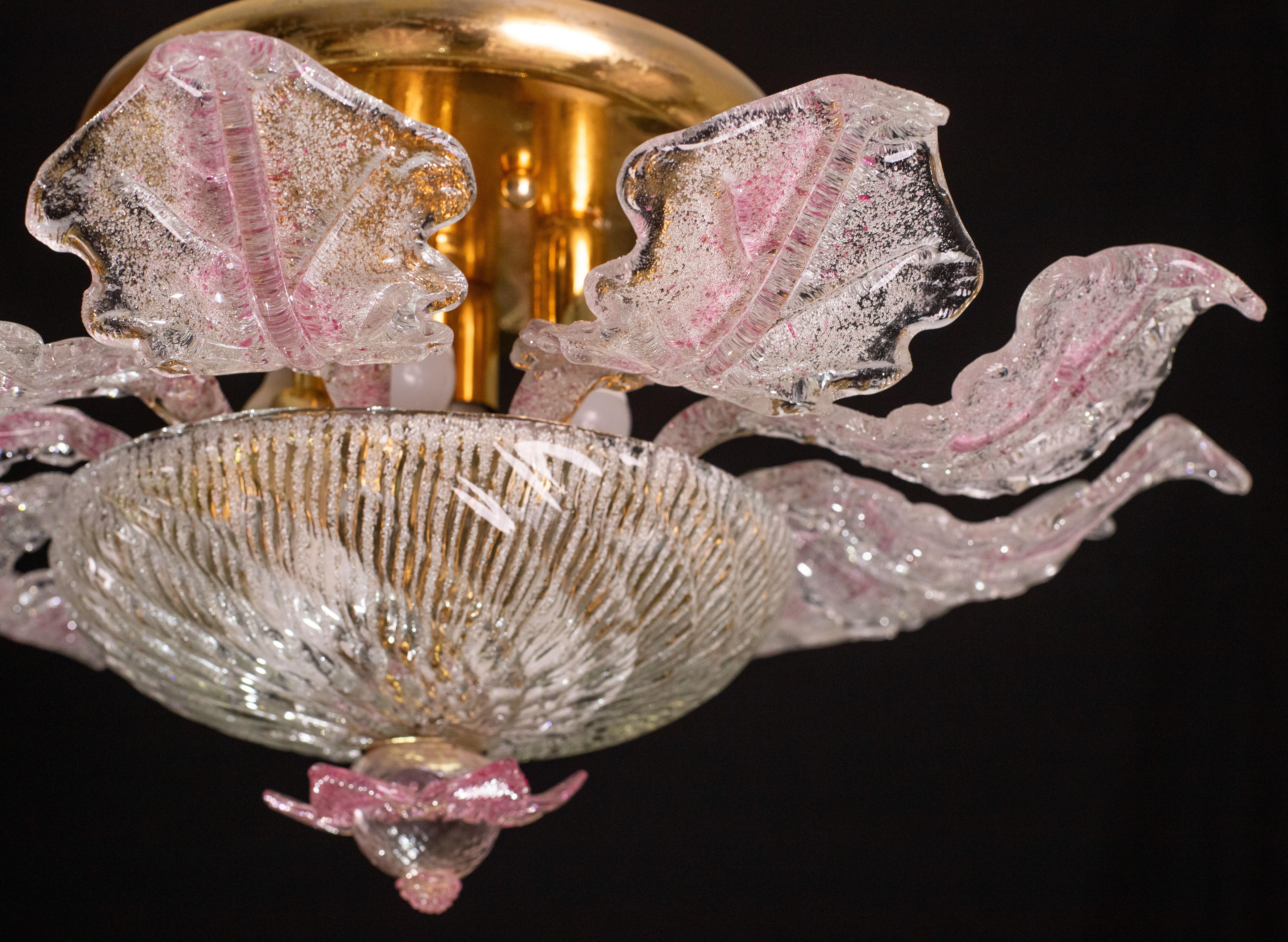 Elegant vintage Murano ceiling light with pink glass leaves and gold bath frame, perfect vintage condition.
Height 40 centimeters, diameter 70 centimeters.
Period: circa 1970.
The ceiling light has 6 European standard E14 lights.
Excellent vintage