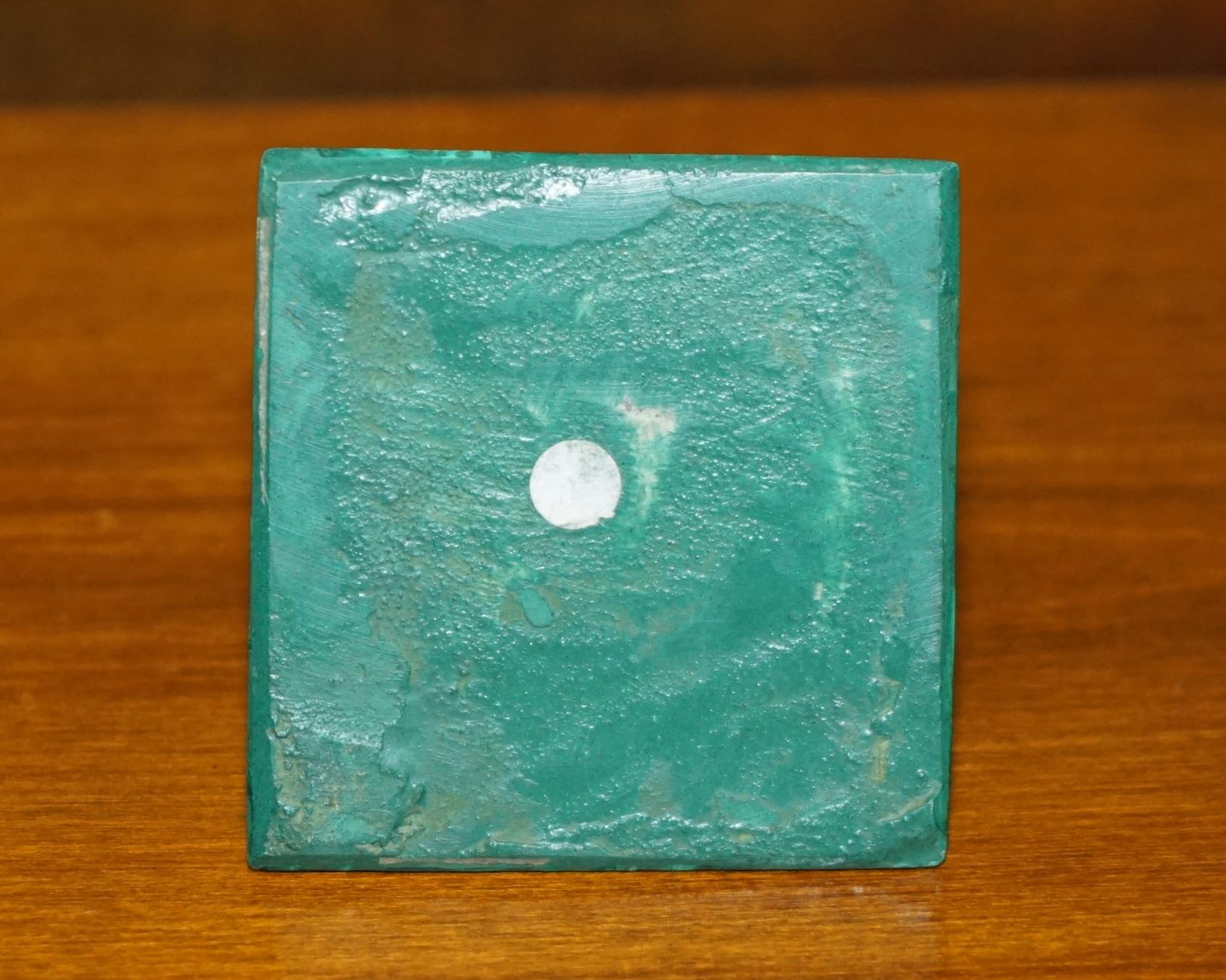 LOVELY POLISHED MALACHITE EGYPTIAN PYRAMID STATUE WiTH AMAZING PATINATION In Good Condition In West Sussex, Pulborough