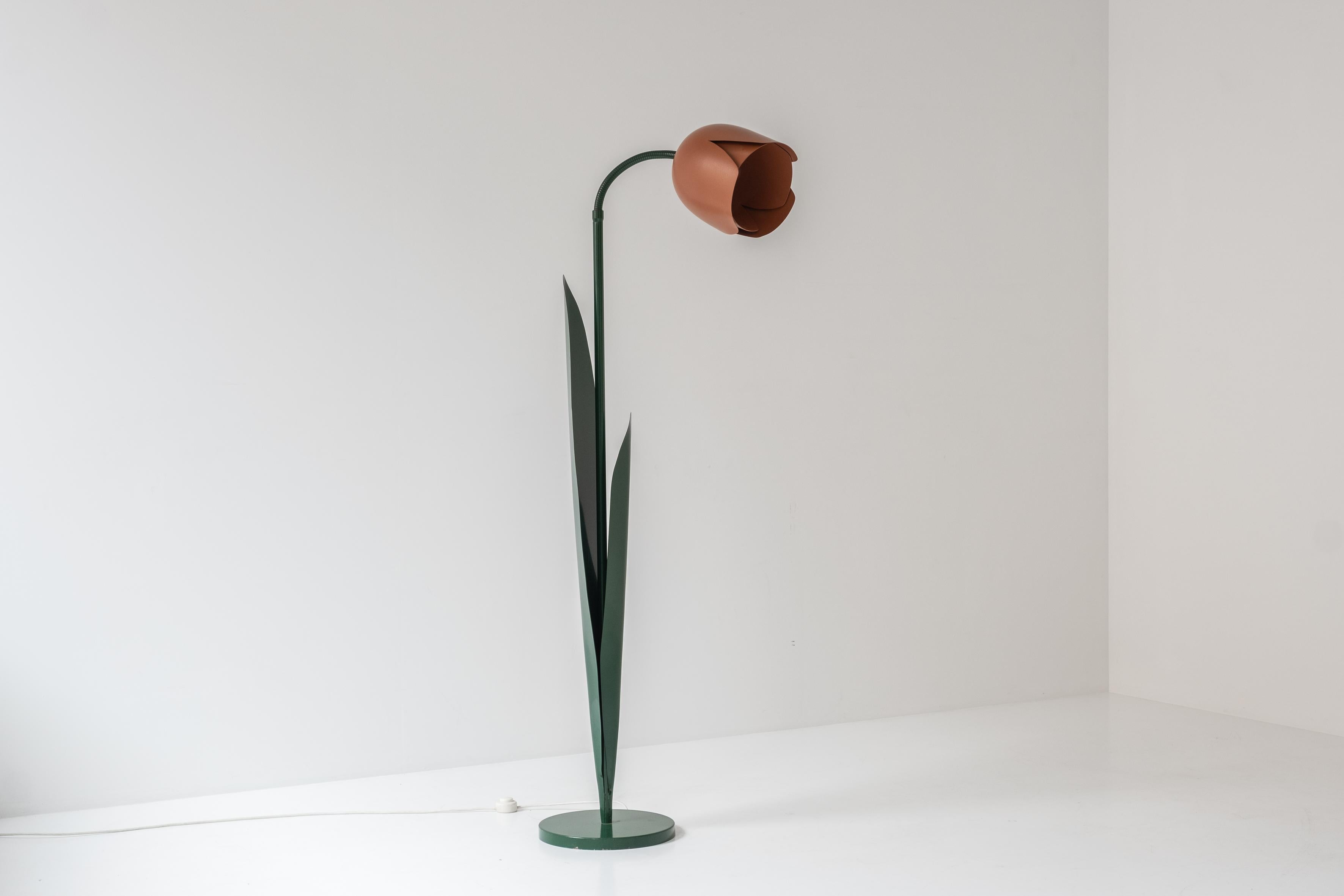 Lovely postmodern tulip flower floor lamp by Peter Bliss for Bliss, UK 1980’s. This floor lamp is made out of enameled metal and remains in its original and untouched condition. Collector’s item.