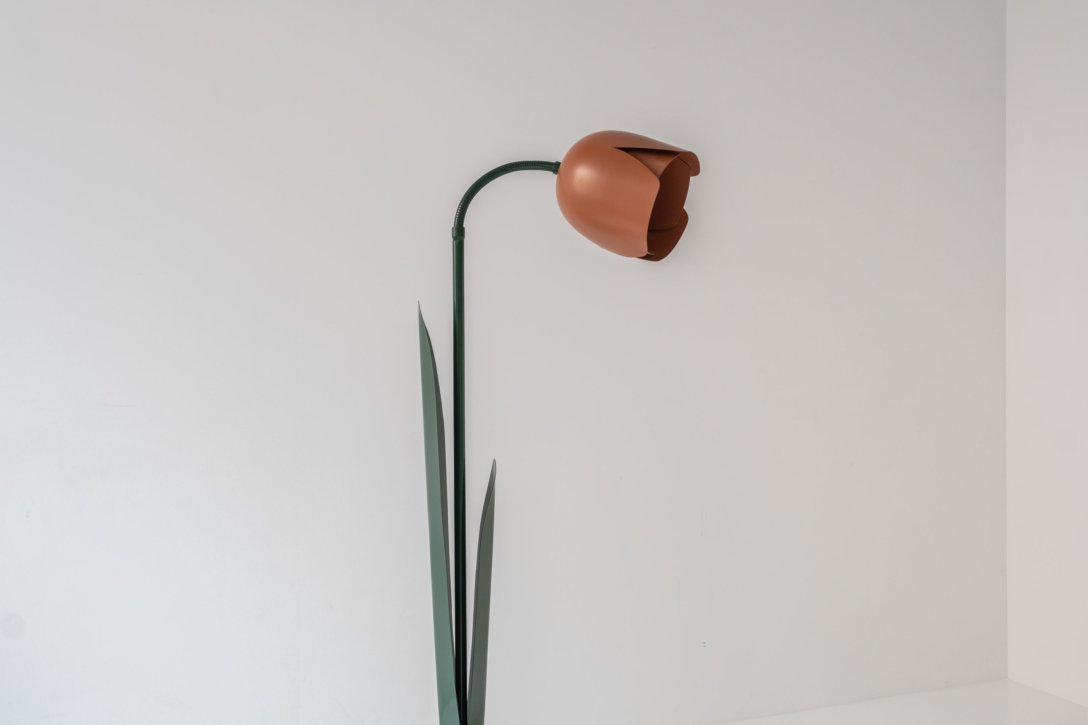 Post-Modern Lovely postmodern tulip flower floor lamp by Peter Bliss for Bliss, UK 1980’s.