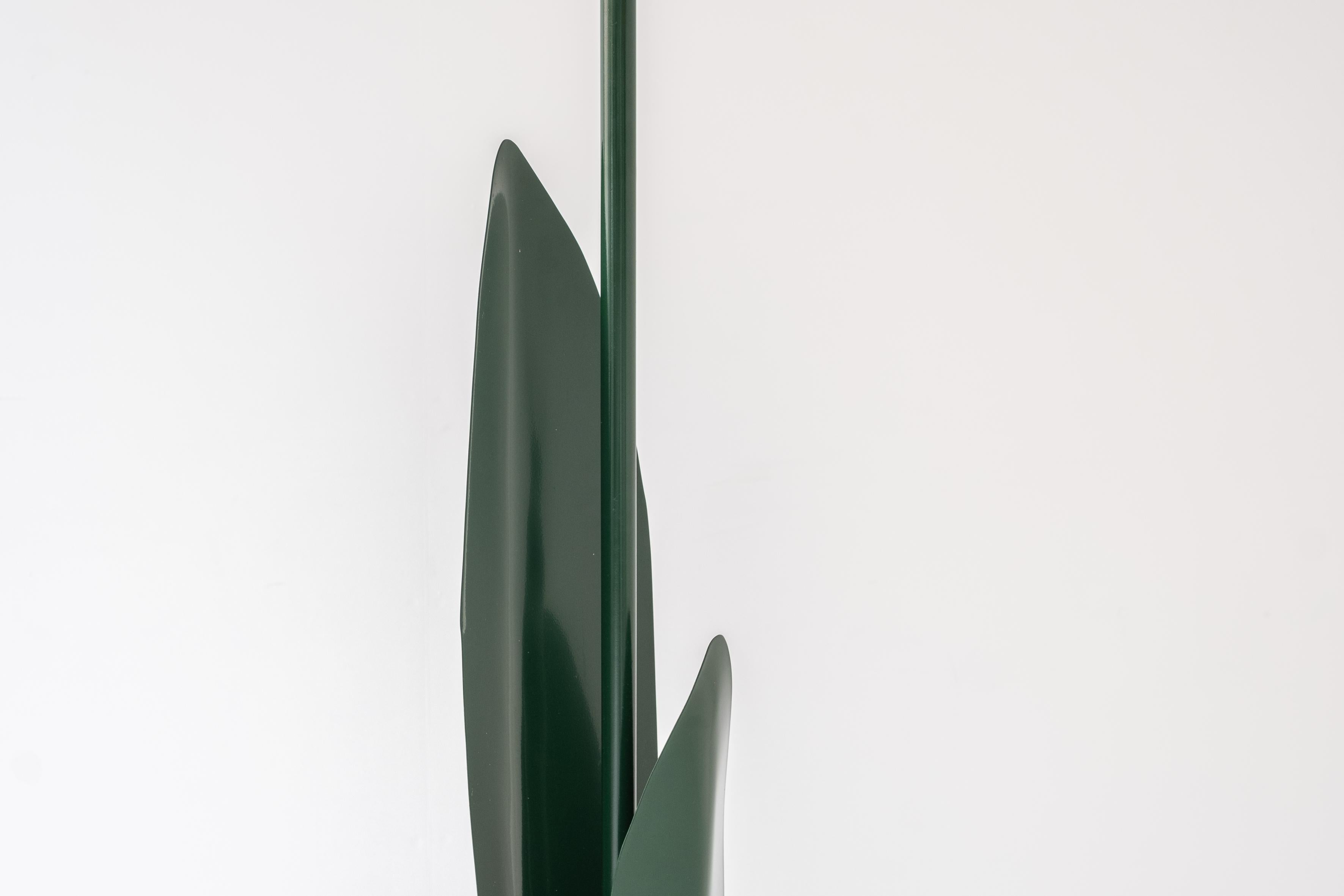 Lovely postmodern tulip flower floor lamp by Peter Bliss for Bliss, UK 1980’s. In Good Condition In Antwerp, BE