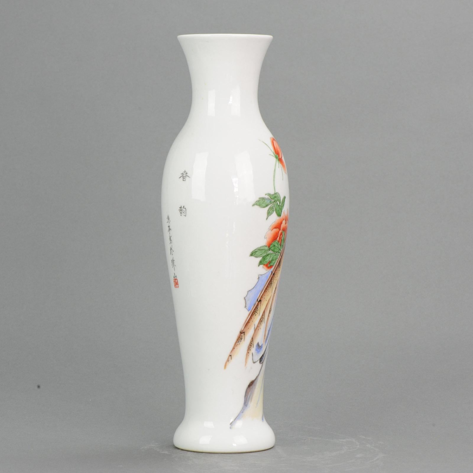 Very nice vase lovely decoration. Unusual modern style

Bought in Hong Kong in 1992Very nice vase with a stunning floral decoration.

Additional information:
Material: China
Region of Origin: China
Country of Manufacturing: China
Period: 20th