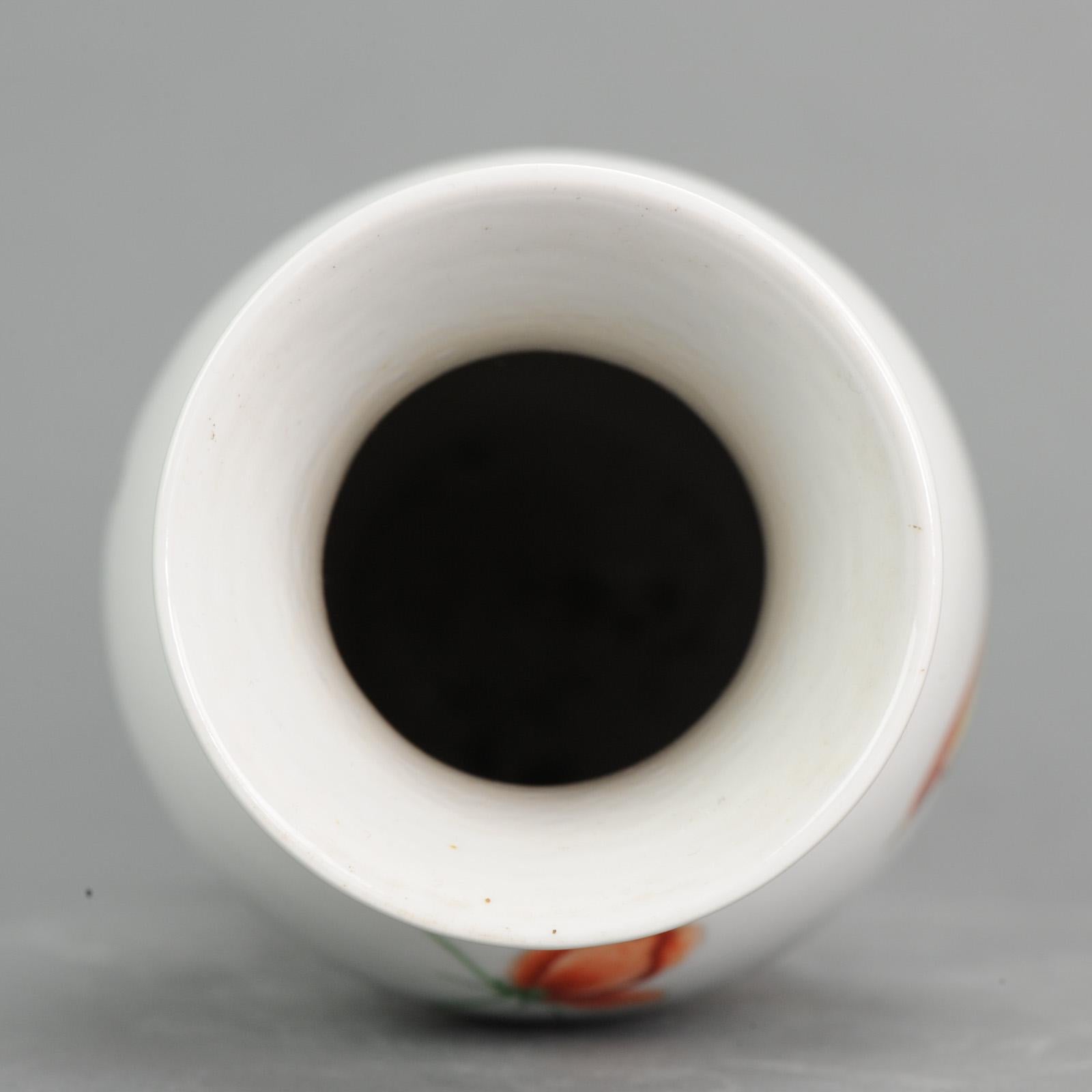 Chinois Ravissant vase en porcelaine chinoise Proc avec oiseau et calligraphie, 20e siècle en vente