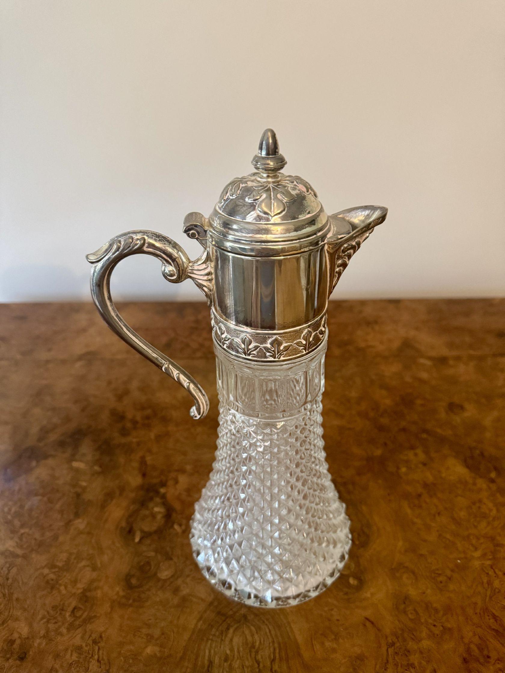 Jolie cruche à bordeaux ancienne de qualité de l'époque édouardienne, avec une poignée ornée en métal argenté à l'arrière, un couvercle et un bec verseur ornés au-dessus d'un corps en verre taillé fantastique. 

D. 1900