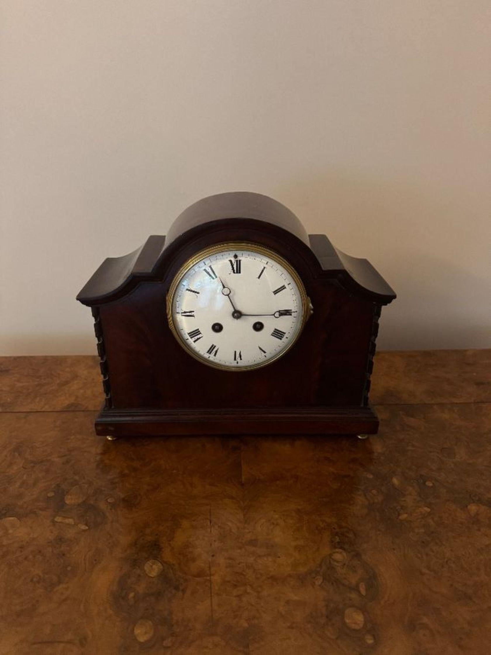 Schöne Qualität antiken edwardianischen Mahagoni Mantel Uhr, mit einem gewölbten geformten Gehäuse mit Band Schnitzereien an den Rändern, eine zentrale Messing-Lünette und weißem Emaille-Zifferblatt mit römischen Ziffern mit den ursprünglichen