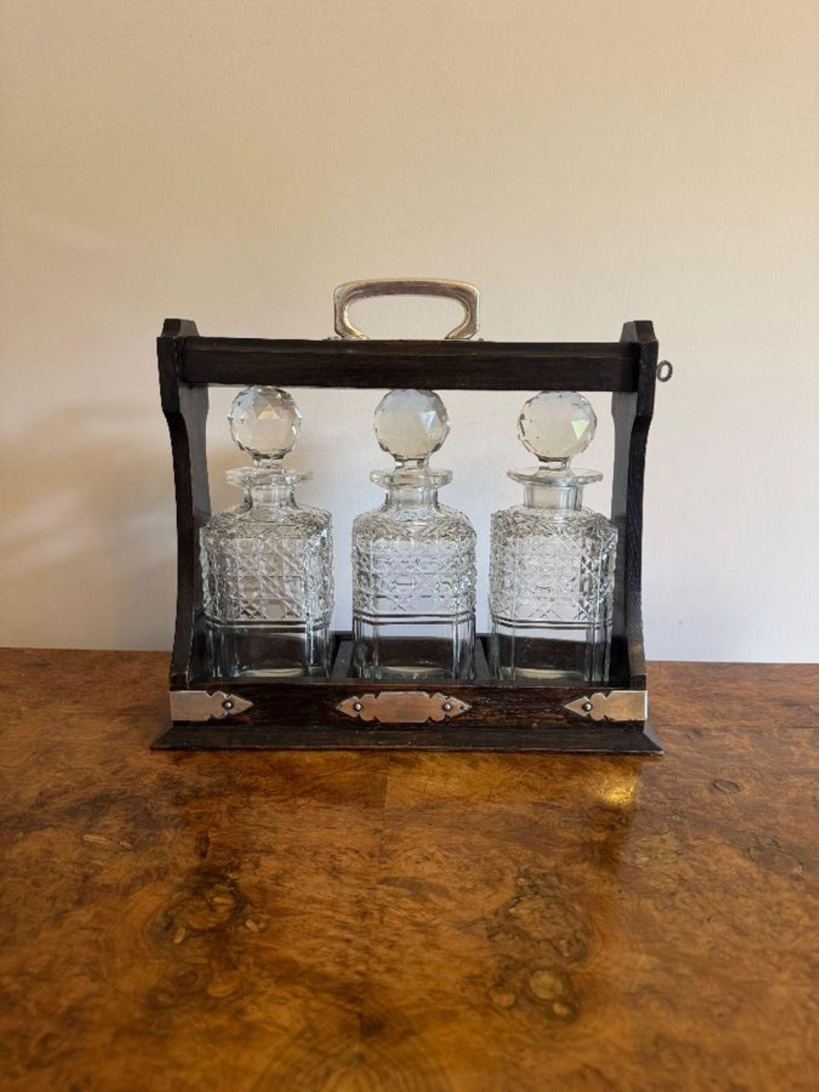 Schöne Qualität antiken edwardianischen Eiche und versilbert Tantalus, mit drei Qualität geschliffenem Glas Karaffen mit den ursprünglichen Stopfen, in einem Eichenrahmen mit versilberten Halterungen und einem versilberten Tragegriff an der Spitze,
