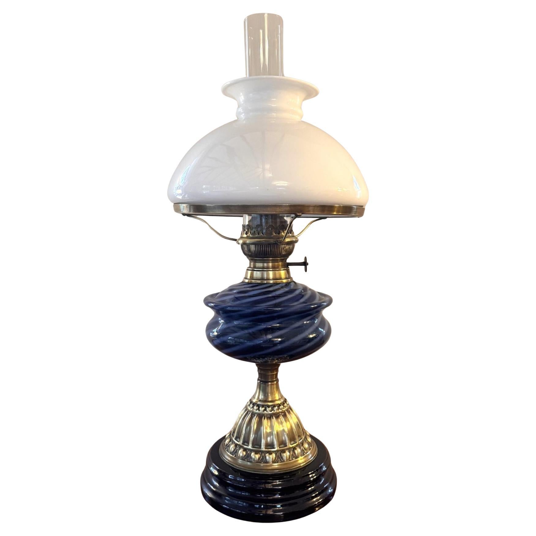 Lovely quality antique Edwardian oil lamp For Sale