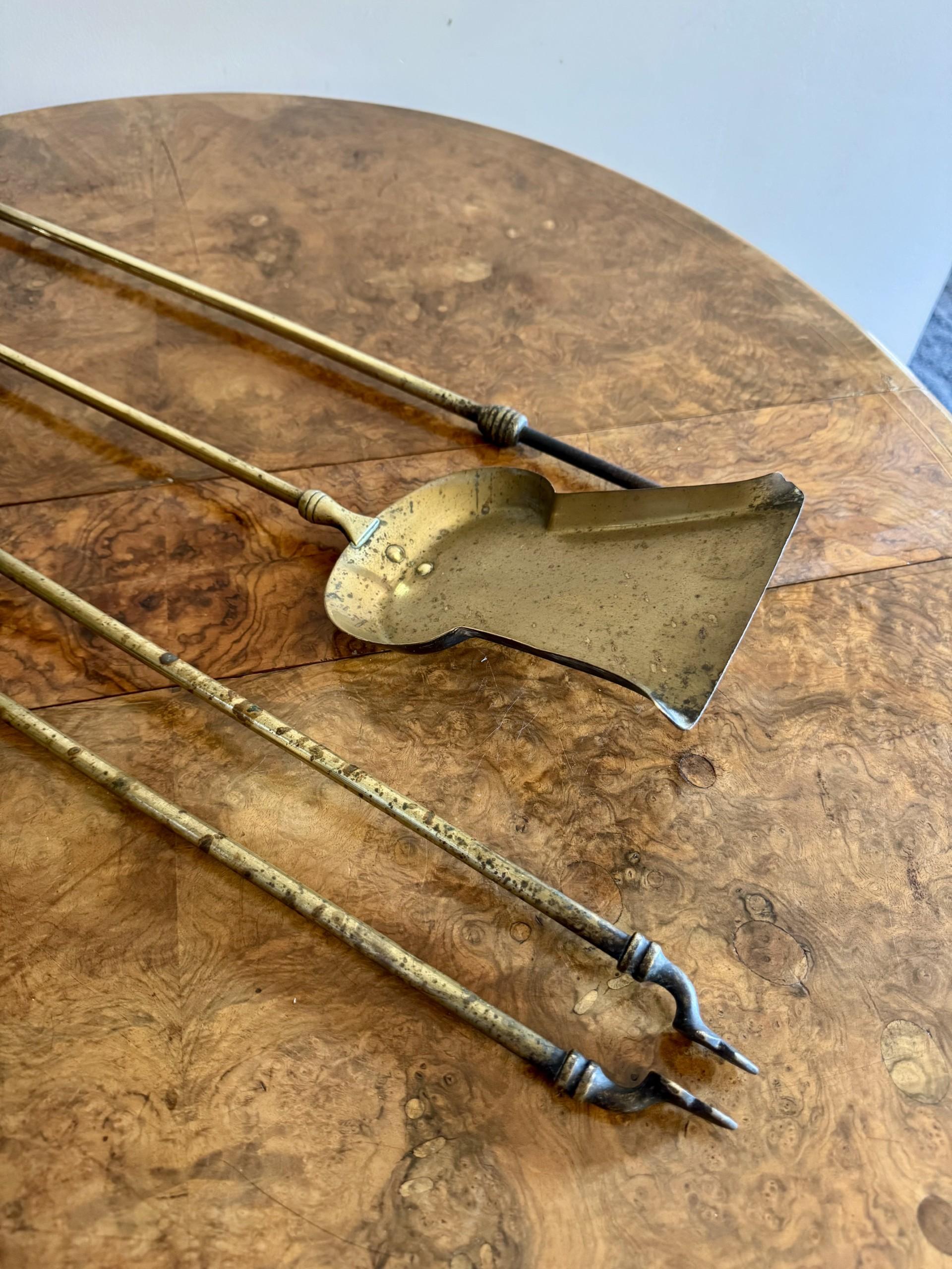 Lovely quality antique Edwardian set of brass fire irons, having a lovely quality set of brass fire irons consisting of a shovel, poker and a pair of tongs.

D. 1900