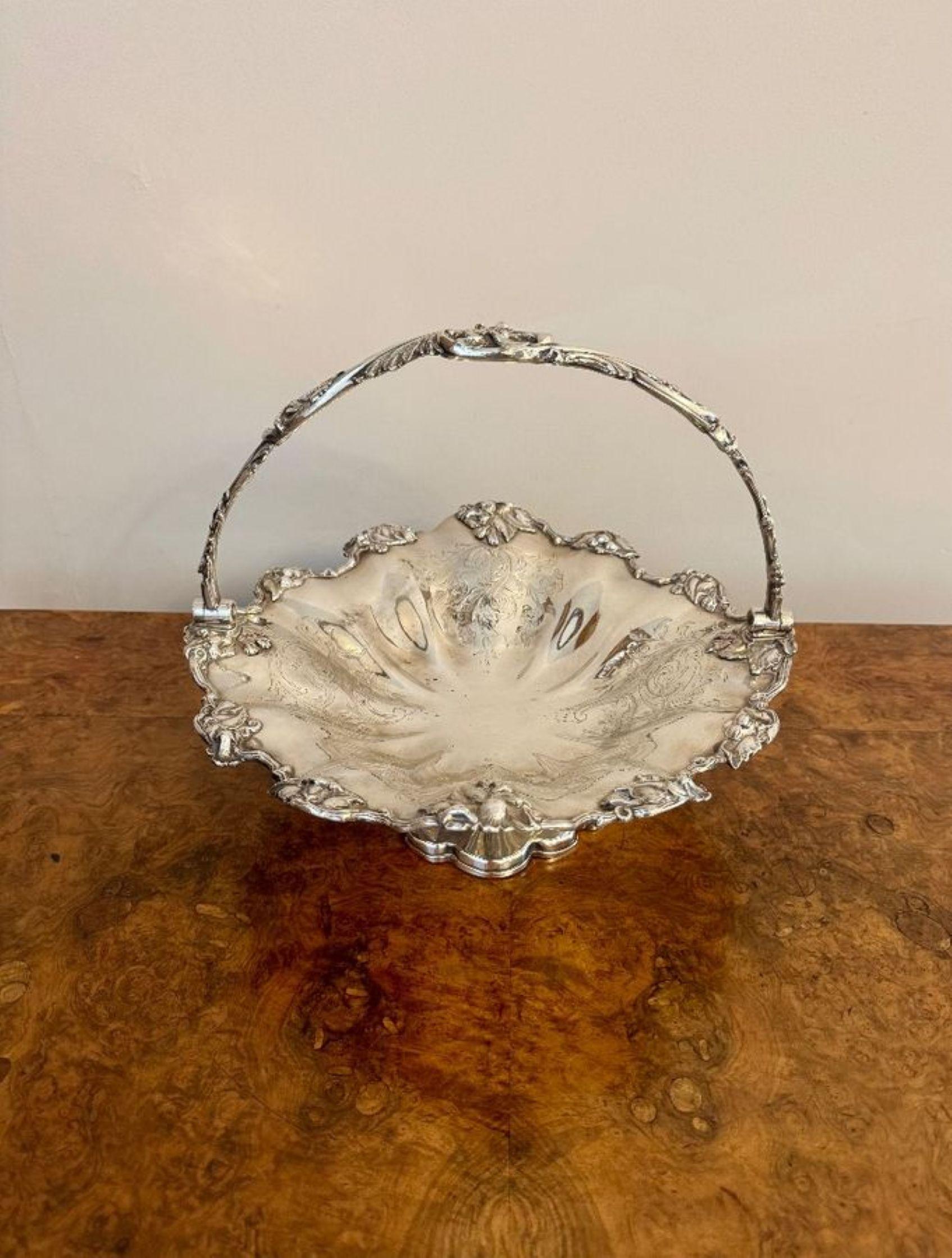Bellissimo cestino per torte in argento edoardiano di qualità, con manico oscillante di qualità e sagomato sopra un cestino per torte sagomato con bordo modellato e in rilievo, sollevato su una base sagomata. 

D. 1900