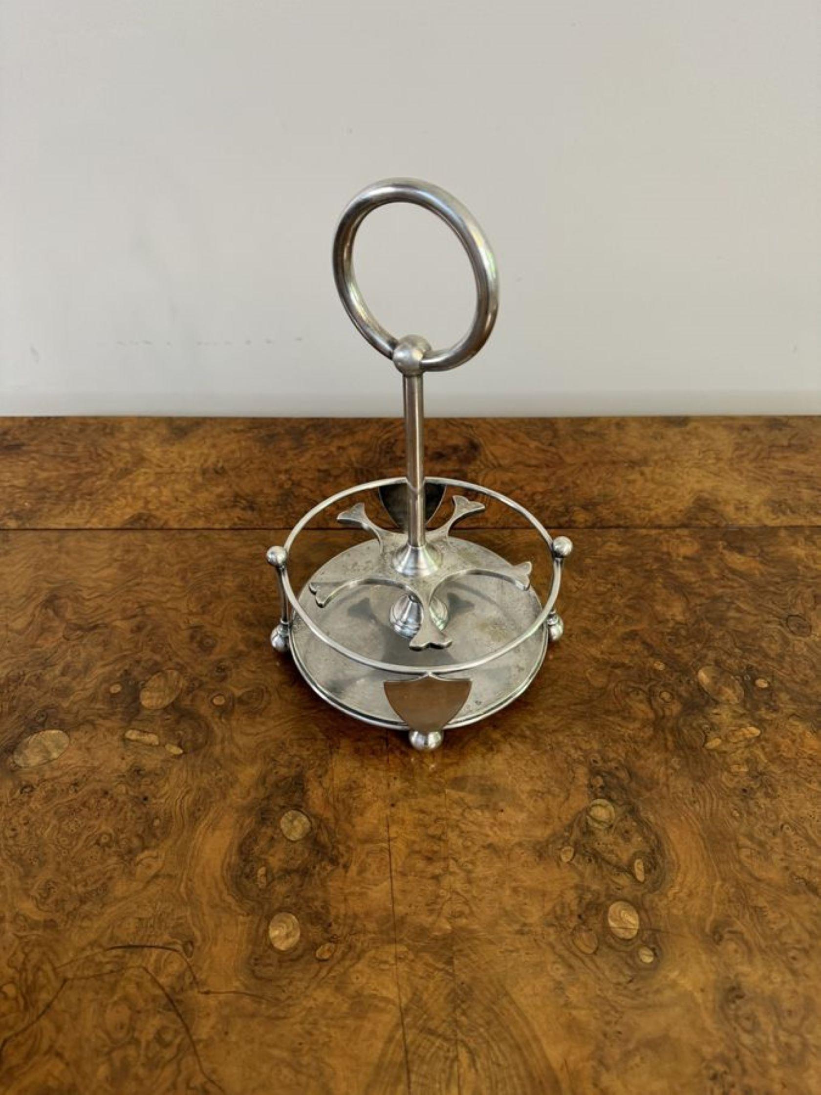 Precioso juego de vinagreras antiguas de la época eduardiana bañadas en plata, con un soporte de calidad bañado en plata con un asa circular en el centro, con cinco botellas originales de cristal tallado, tres con tapas bañadas en plata y las otras