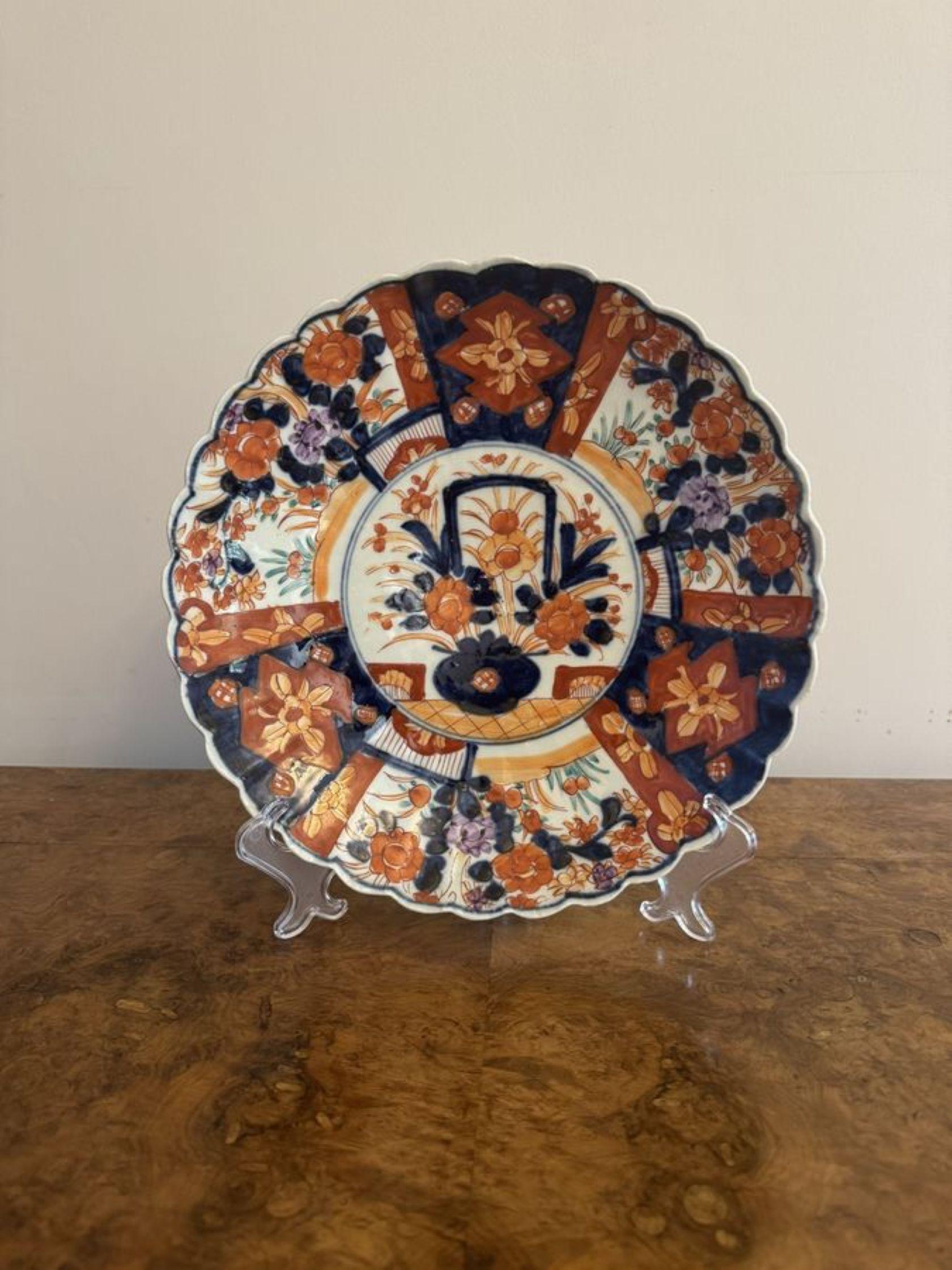 Precioso plato imari japonés antiguo de calidad, con un precioso plato imari japonés antiguo de calidad decorado con una cesta de flores en el centro rodeada de paneles de flores pintadas a mano en vibrantes colores rojo, azul y blanco.

D. 1900