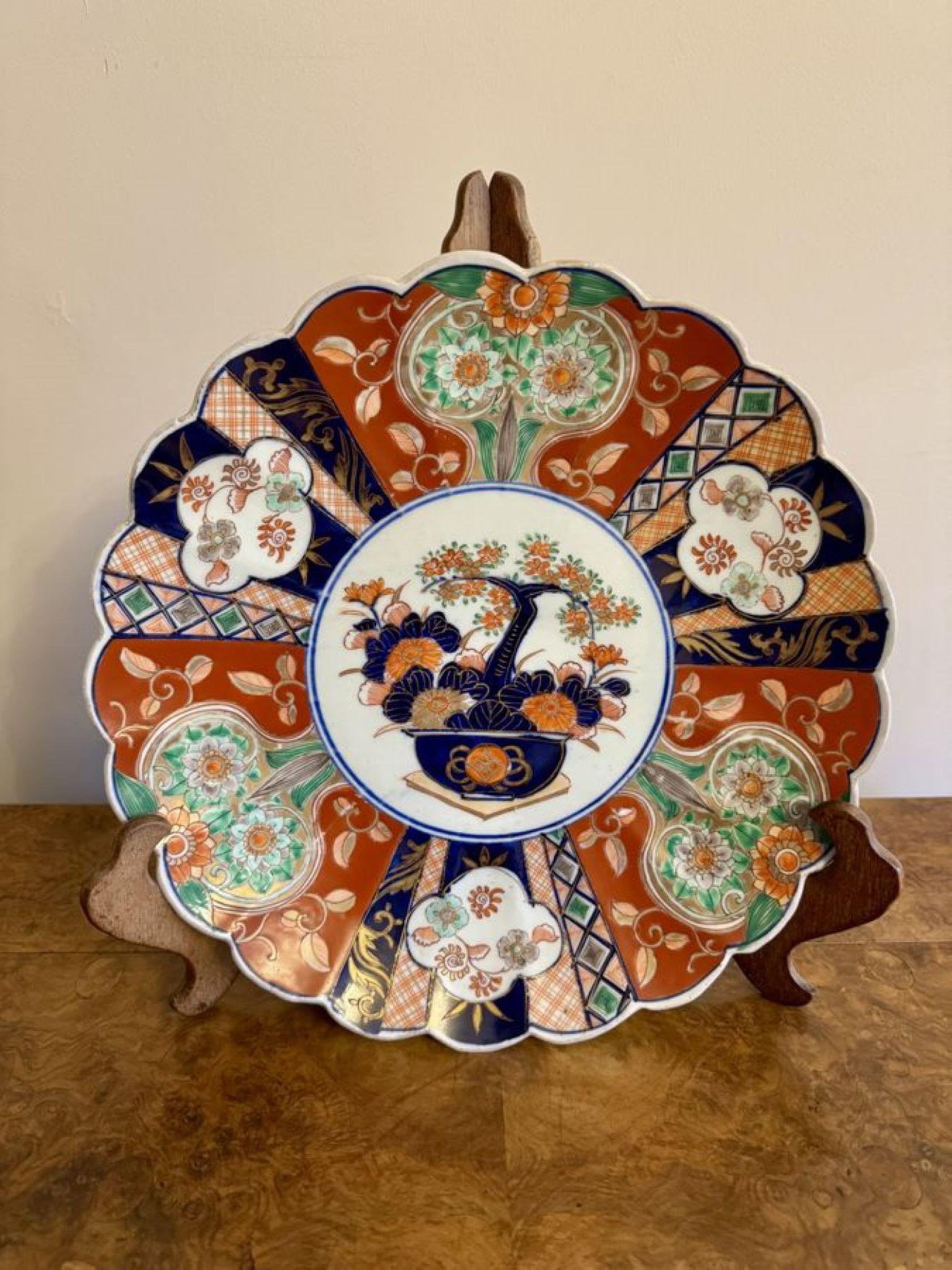 Japanned Lovely quality antique Japanese imari plate with a scallop shaped edge For Sale