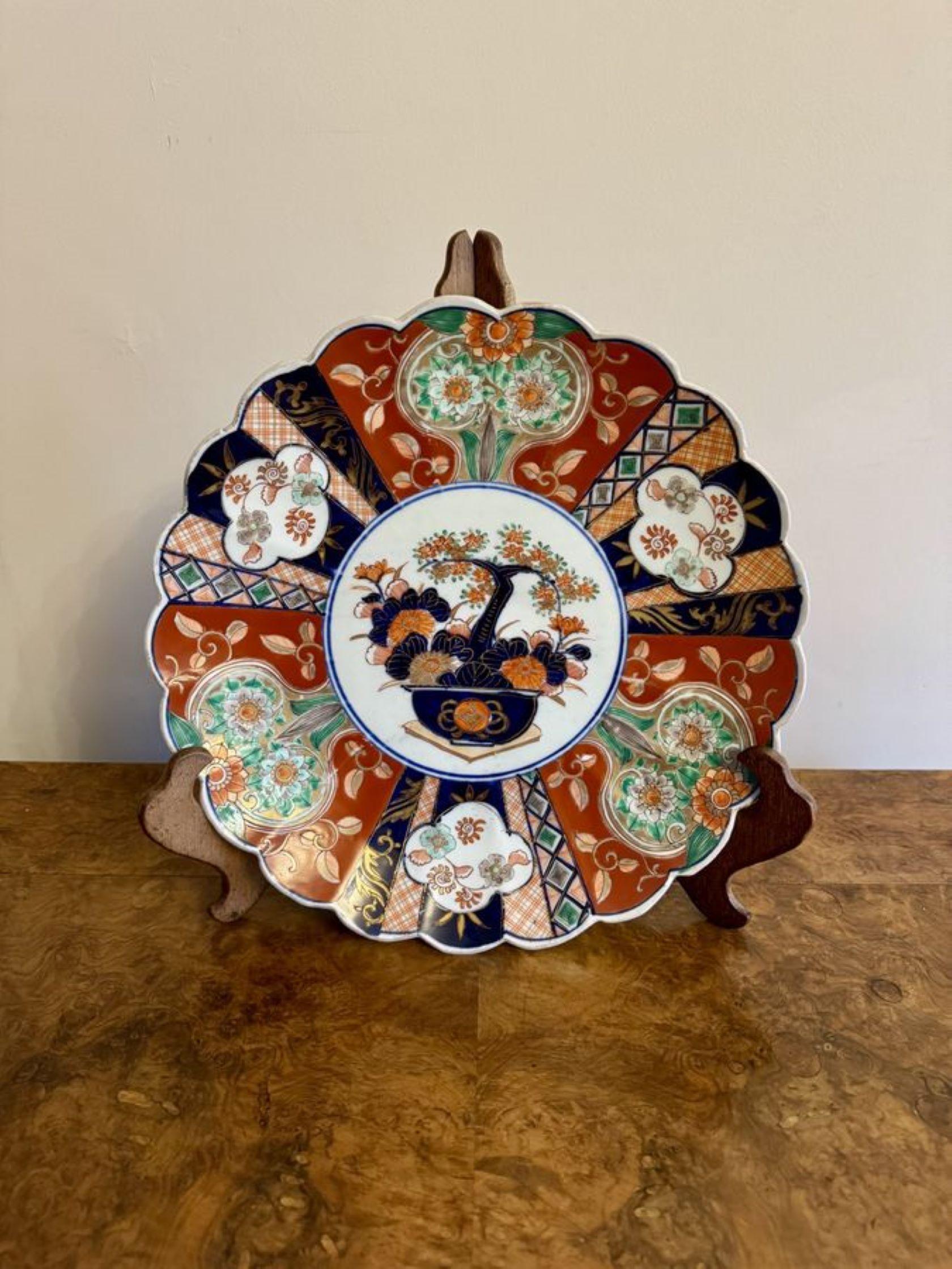 Lovely quality antique Japanese imari plate with a scallop shaped edge In Good Condition For Sale In Ipswich, GB