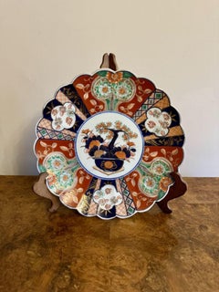 Precioso plato imari japonés antiguo de calidad con borde en forma de festón