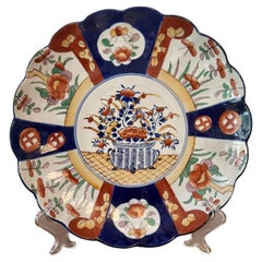 Bellissimo piatto antico giapponese di qualità con bordo smerlato imari