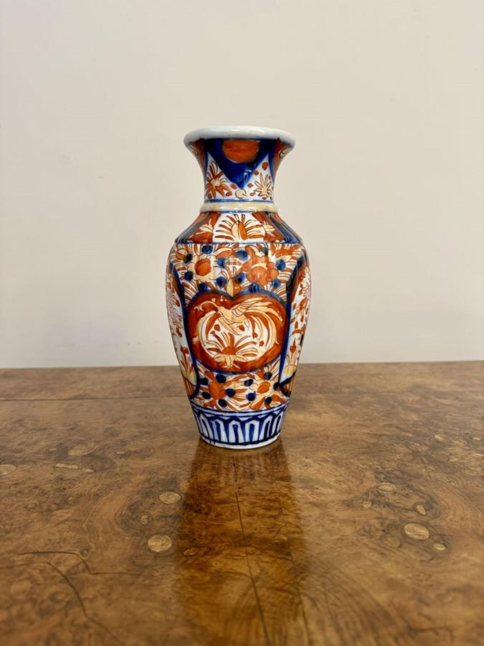 Lovely Qualität antiken japanischen Imari Vase, mit einer Qualität antiken japanischen Imari geformte Vase mit Bäumen, Blumen, Blätter und Schriftrollen von Hand in wunderbaren roten, blauen und weißen Farben gemalt.

D. 1900