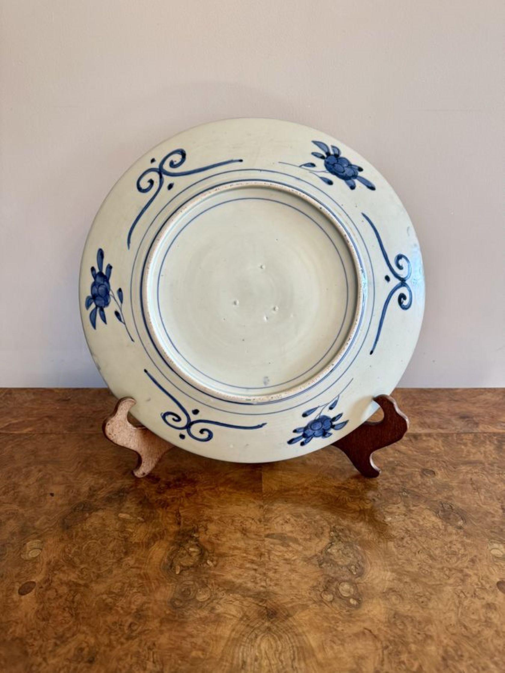 Schöne Qualität antiken großen japanischen Imari Teller, mit einer schönen Qualität antiken großen japanischen Imari Teller mit Bäumen, Blättern, Blumen in geformten Tafeln verziert, handbemalt in fantastischen roten, blauen, grünen und weißen
