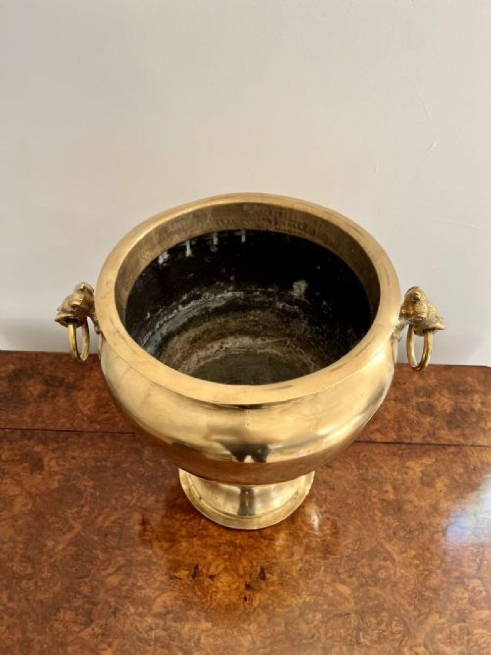 Lovely quality antique Victorian brass champagne bucket on a stand  In Good Condition In Ipswich, GB