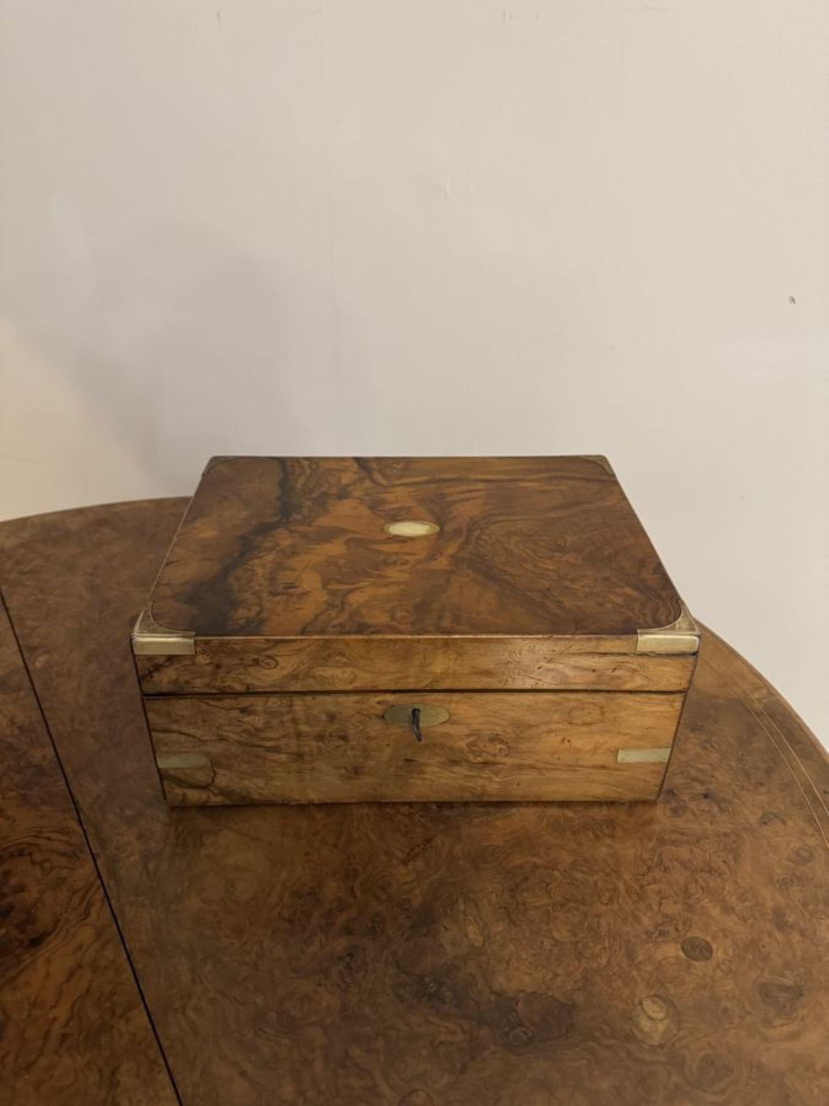 Preciosa caja de escritura victoriana antigua de nogal con rebabas y encuadernación de latón, con una caja de escritura de nogal con rebabas de calidad y encuadernación de latón que se abre para revelar una plataforma de escritura de cuero verde y