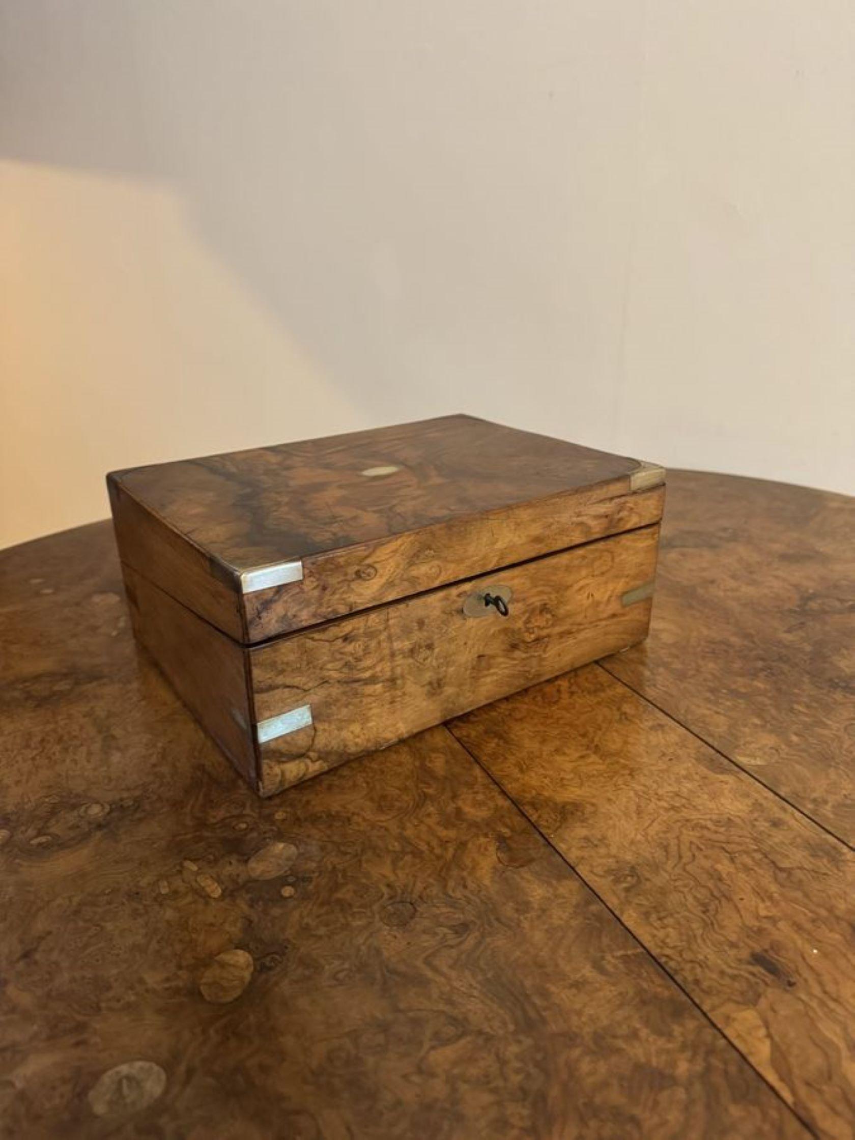 Caja de escritura antigua victoriana de nogal con rebabas y latón de gran calidad Pulido