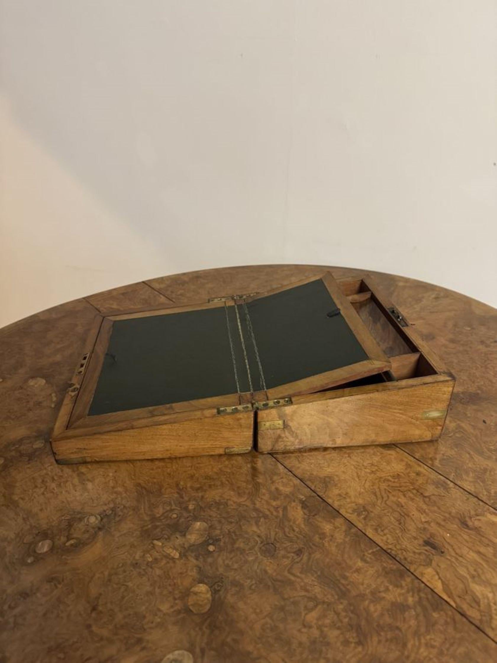 Caja de escritura antigua victoriana de nogal con rebabas y latón de gran calidad siglo XIX