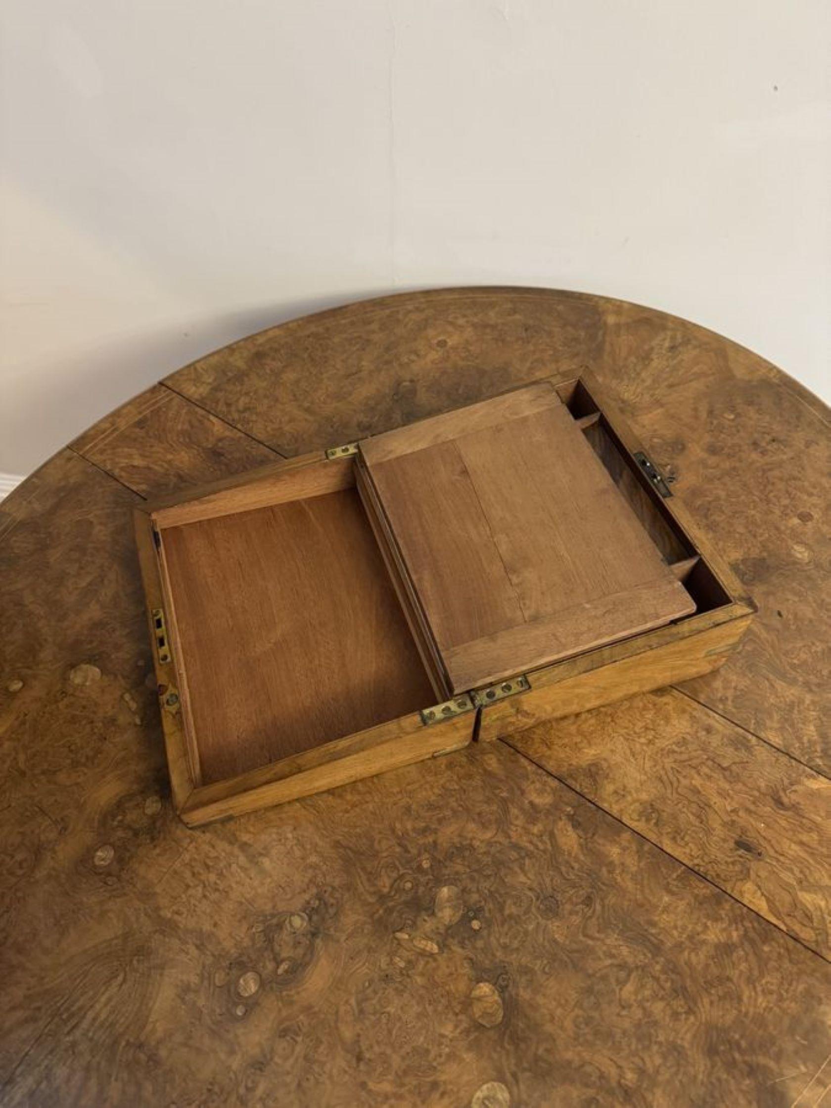 Caja de escritura antigua victoriana de nogal con rebabas y latón de gran calidad Latón