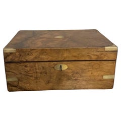 Caja de escritura antigua victoriana de nogal con rebabas y latón de gran calidad