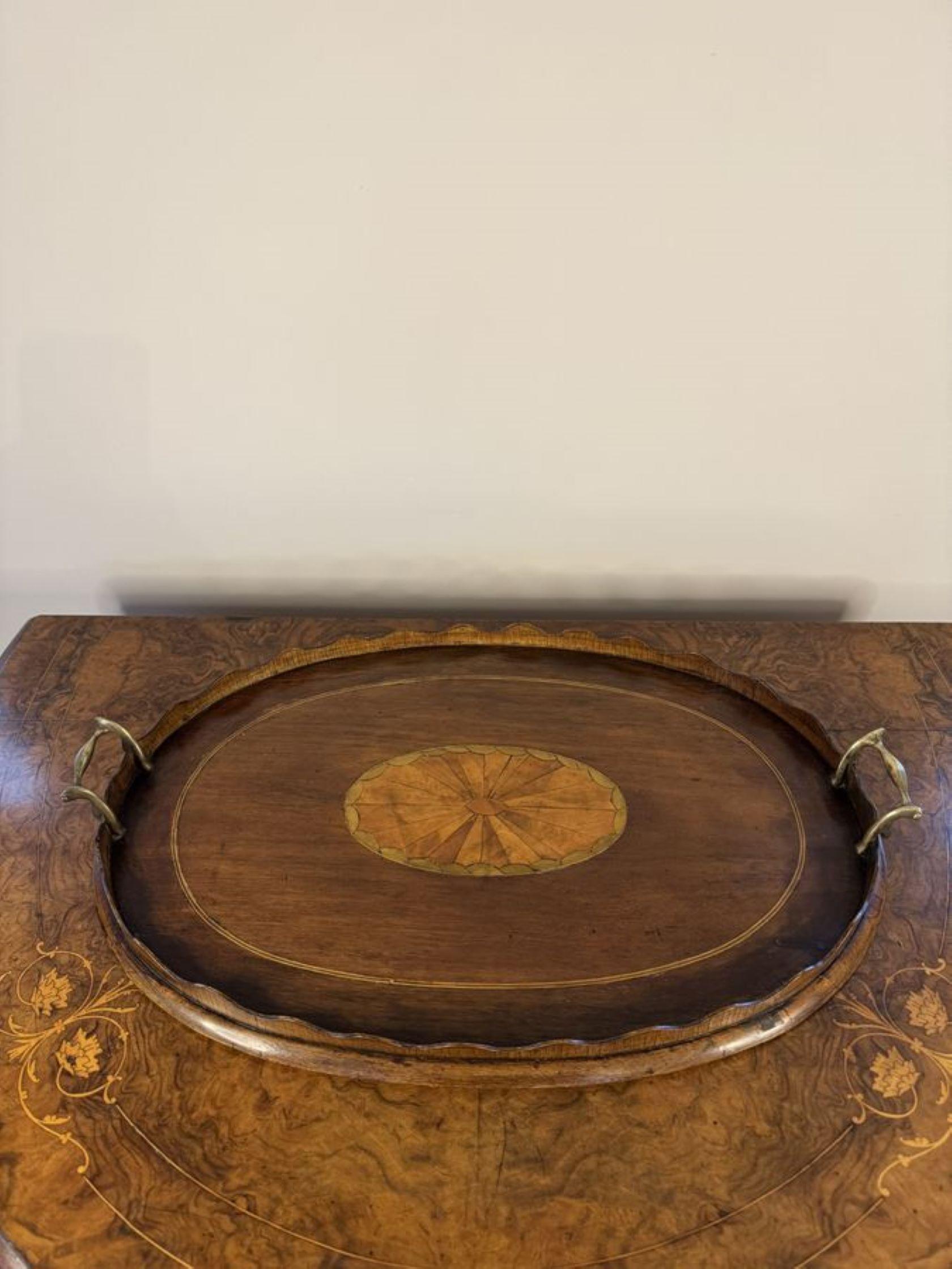 Preciosa bandeja de té victoriana antigua de caoba con incrustaciones, de gran calidad, con borde en forma de galera y asas originales de latón a los lados. 

D. 1860