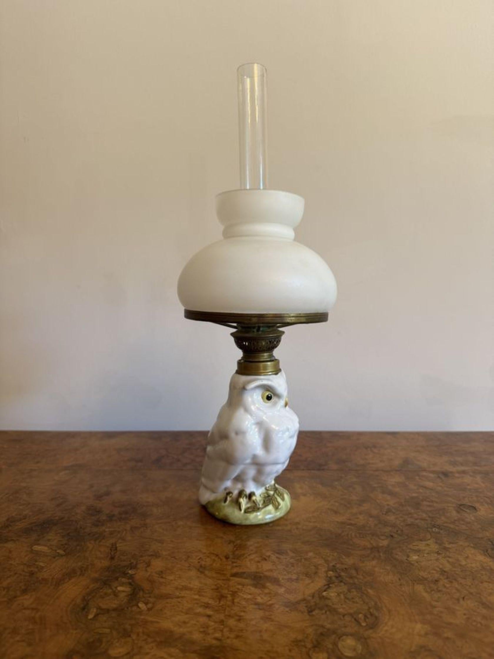 Lovely quality antique Victorian porcelain owl oil lamp In Good Condition For Sale In Ipswich, GB