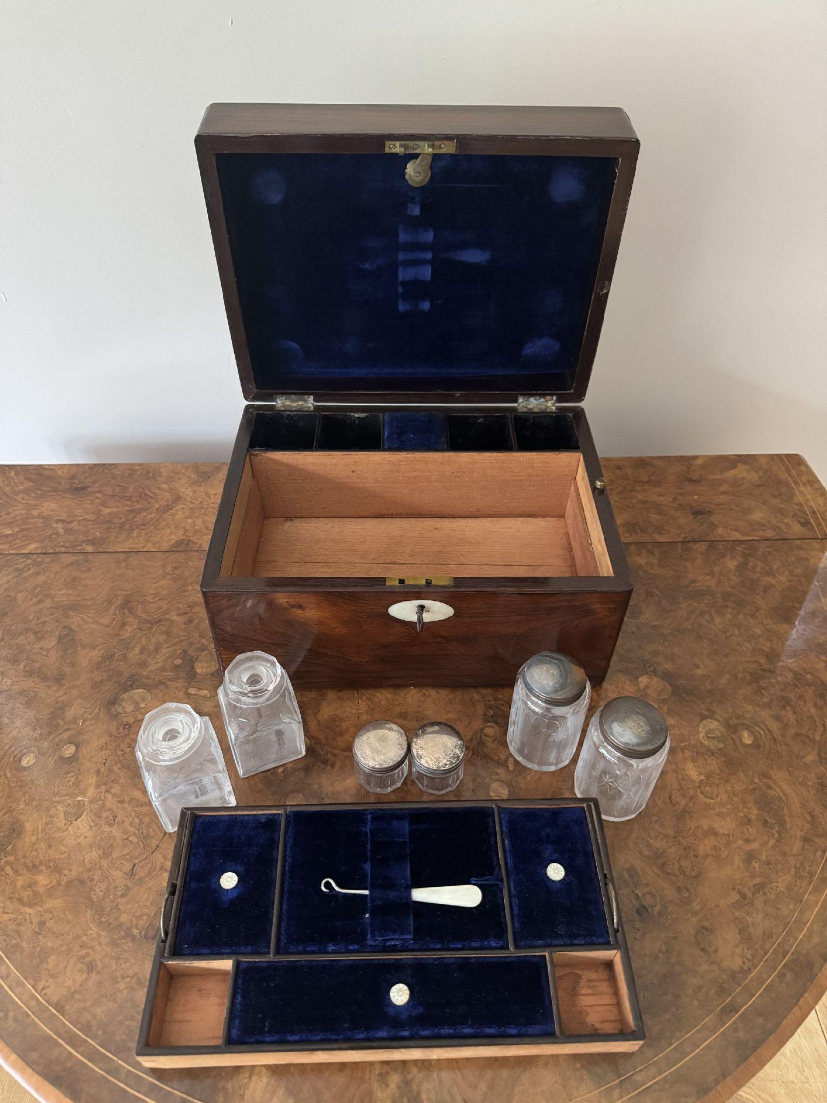 XIX secolo Un'incantevole scatola di vanità in legno di palissandro di epoca vittoriana di alta qualità in vendita