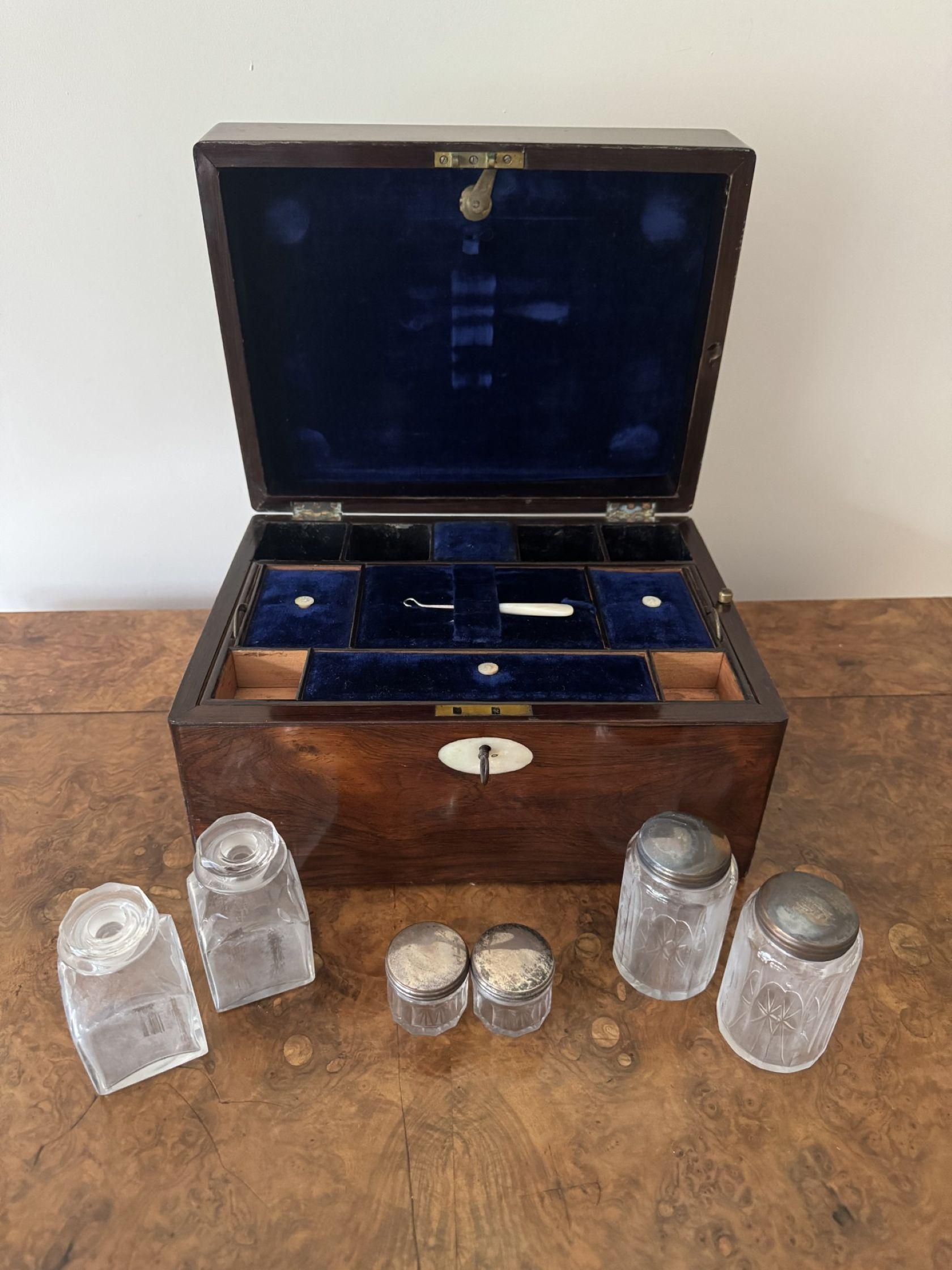 Placcato argento Un'incantevole scatola di vanità in legno di palissandro di epoca vittoriana di alta qualità in vendita