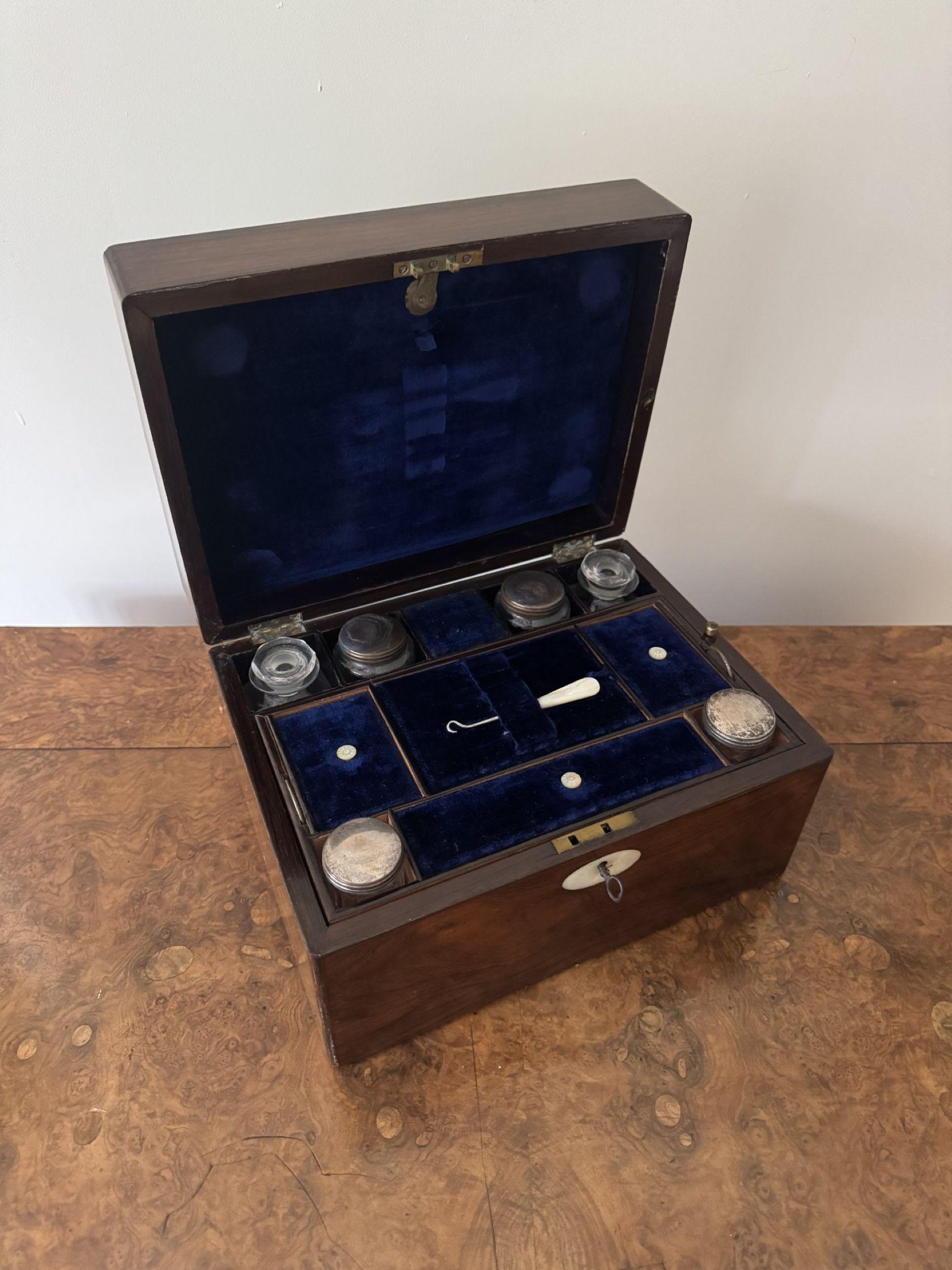 Un'incantevole scatola di vanità in legno di palissandro di epoca vittoriana di alta qualità in vendita 1