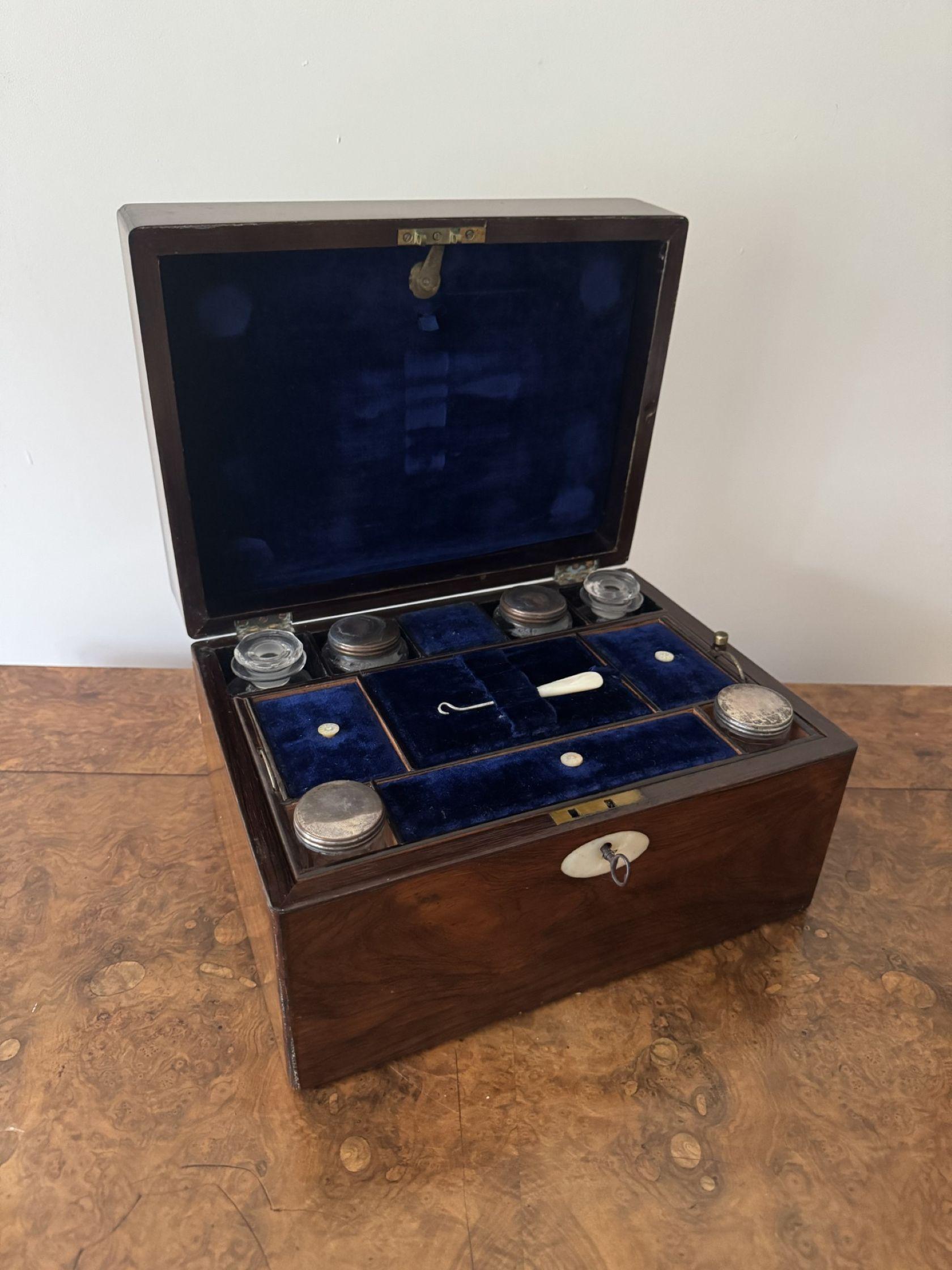 Un'incantevole scatola di vanità in legno di palissandro di epoca vittoriana di alta qualità in vendita 2