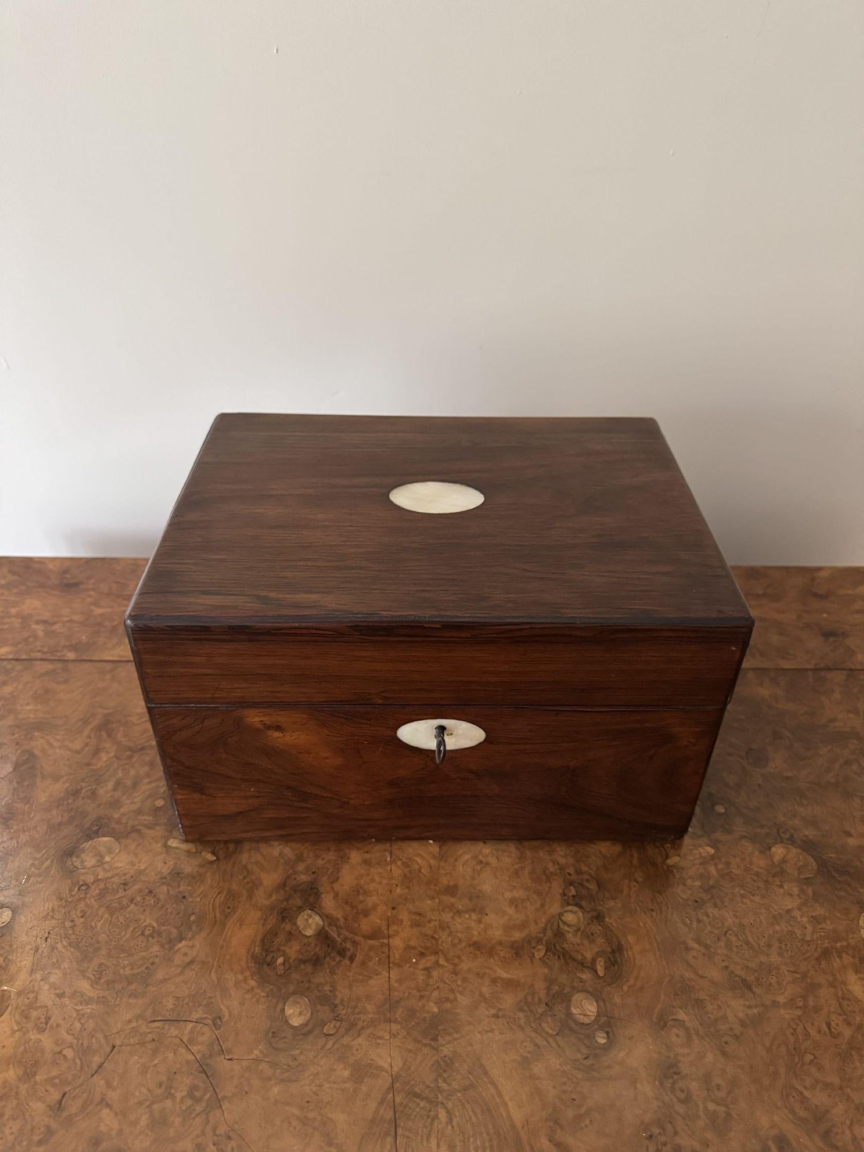 Un'incantevole scatola di vanità in legno di palissandro di epoca vittoriana di alta qualità in vendita 4