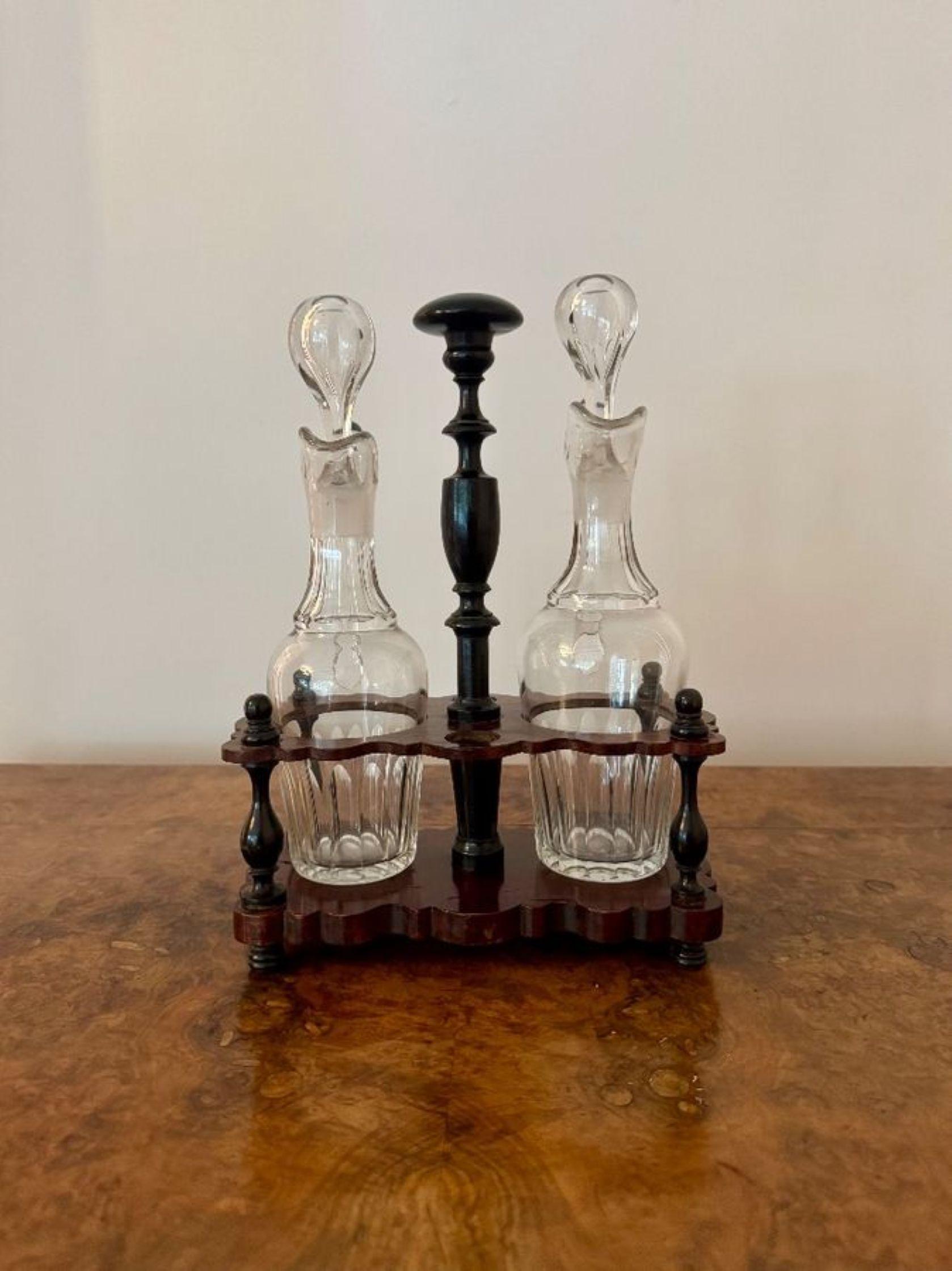 Schöne Qualität Georgian cruet Set, mit einer Qualität Palisander Stand mit einem Zentrum Finale in der Mitte für das Tragen, mit zwei Original-Glasflaschen für Öl und Essig mit geformten Oberseiten und Griffe auf der Rückseite mit den