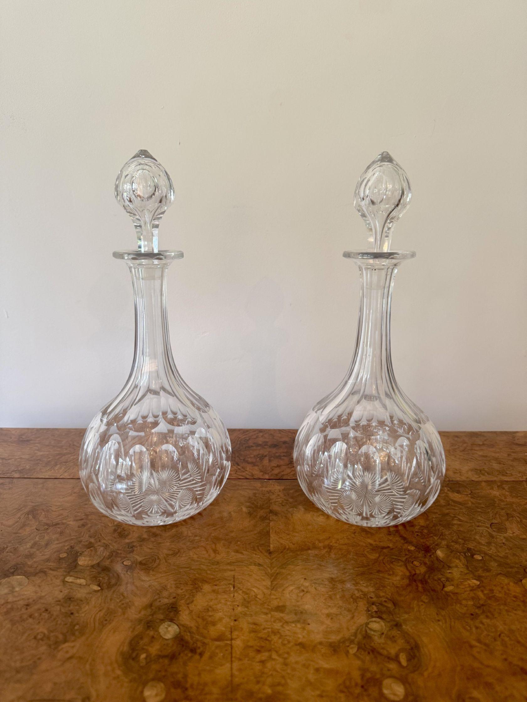 Jolie paire de carafes à décanter en verre de l'époque édouardienne, de qualité, avec les bouchons d'origine.  

D. 1900