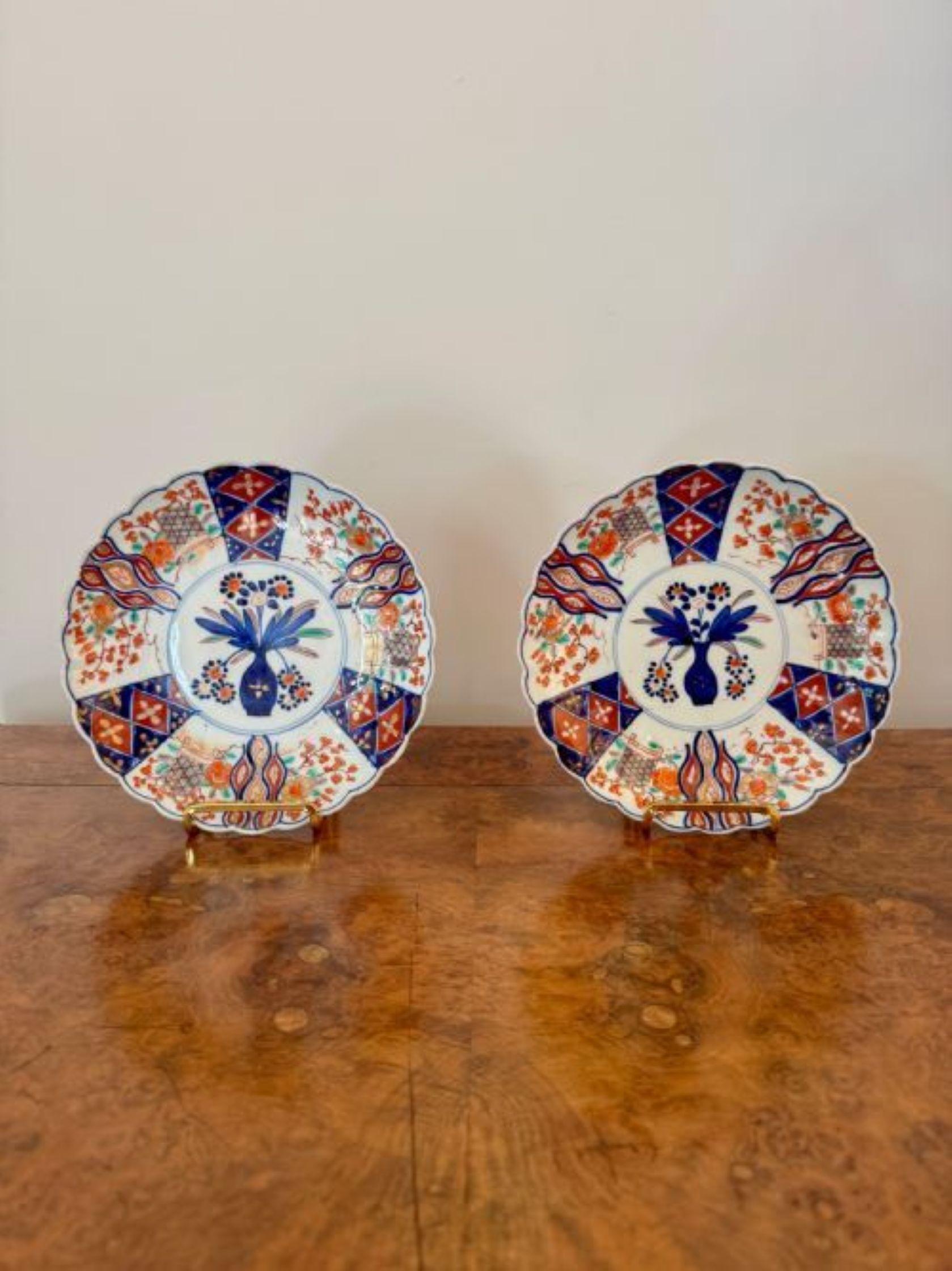 Jolie paire d'assiettes japonaises Imari anciennes de qualité, ayant une paire d'assiettes japonaises Imari anciennes de qualité, décorées d'un vase de fleurs au centre entouré de panneaux magnifiquement décorés de fleurs et de feuilles, peints à la