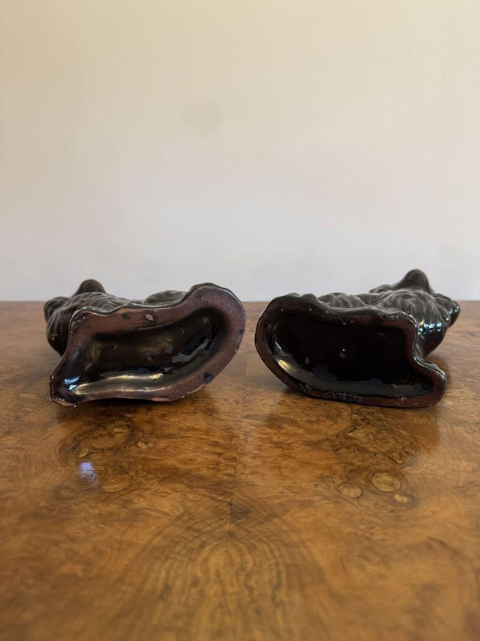 Precioso par de perros antiguos victorianos de Staffordshire de calidad en Bueno estado para la venta en Ipswich, GB