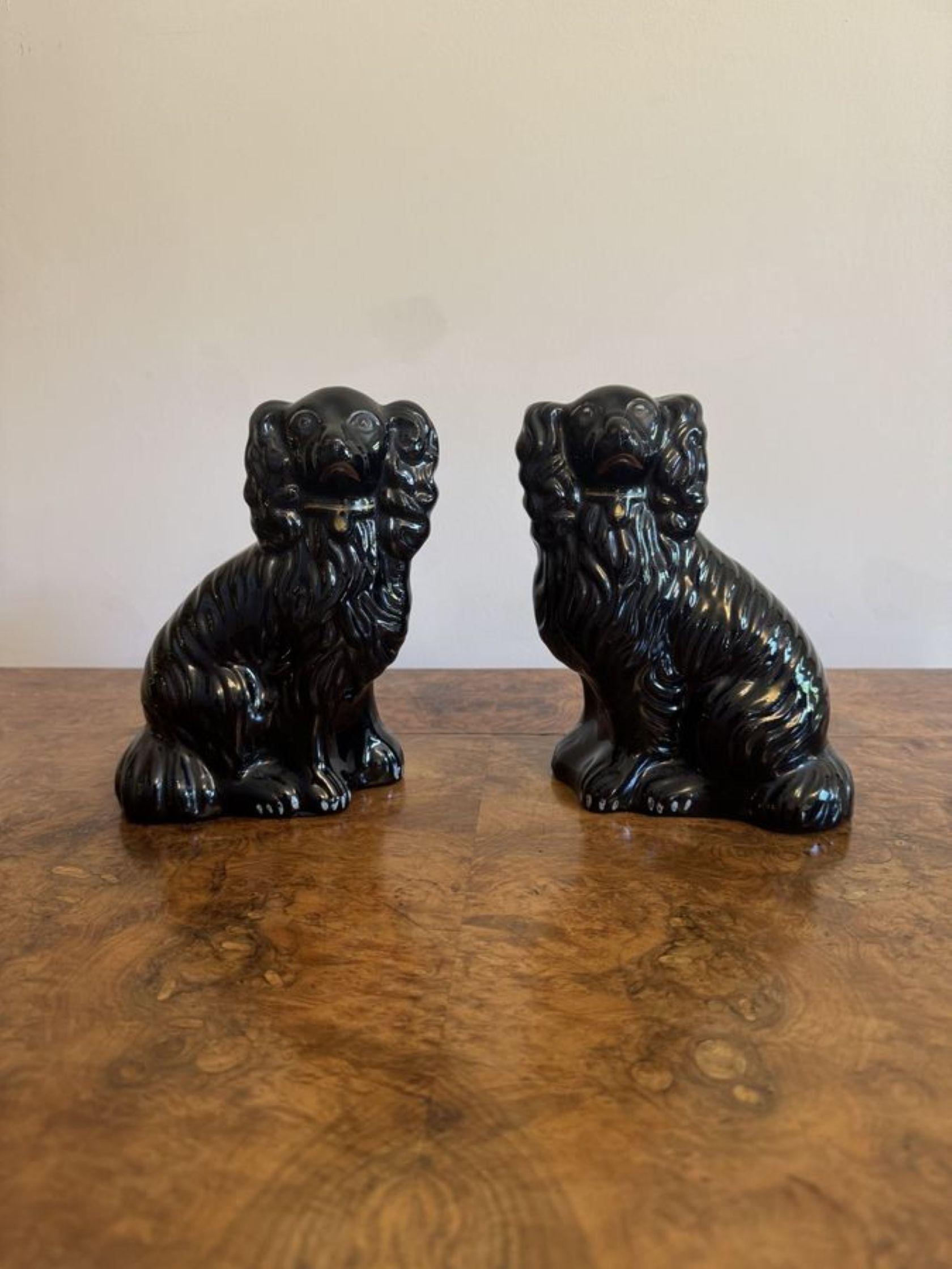 Precioso par de perros antiguos victorianos de Staffordshire de calidad Cerámico en venta