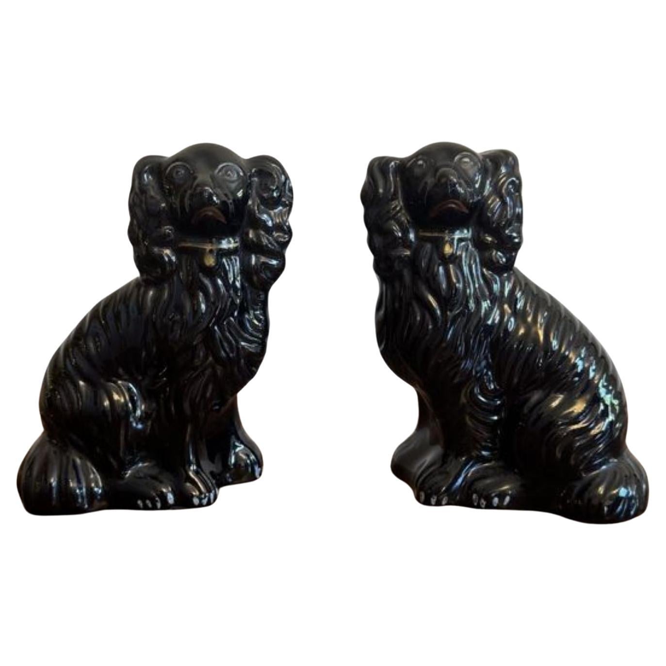 Precioso par de perros antiguos victorianos de Staffordshire de calidad en venta
